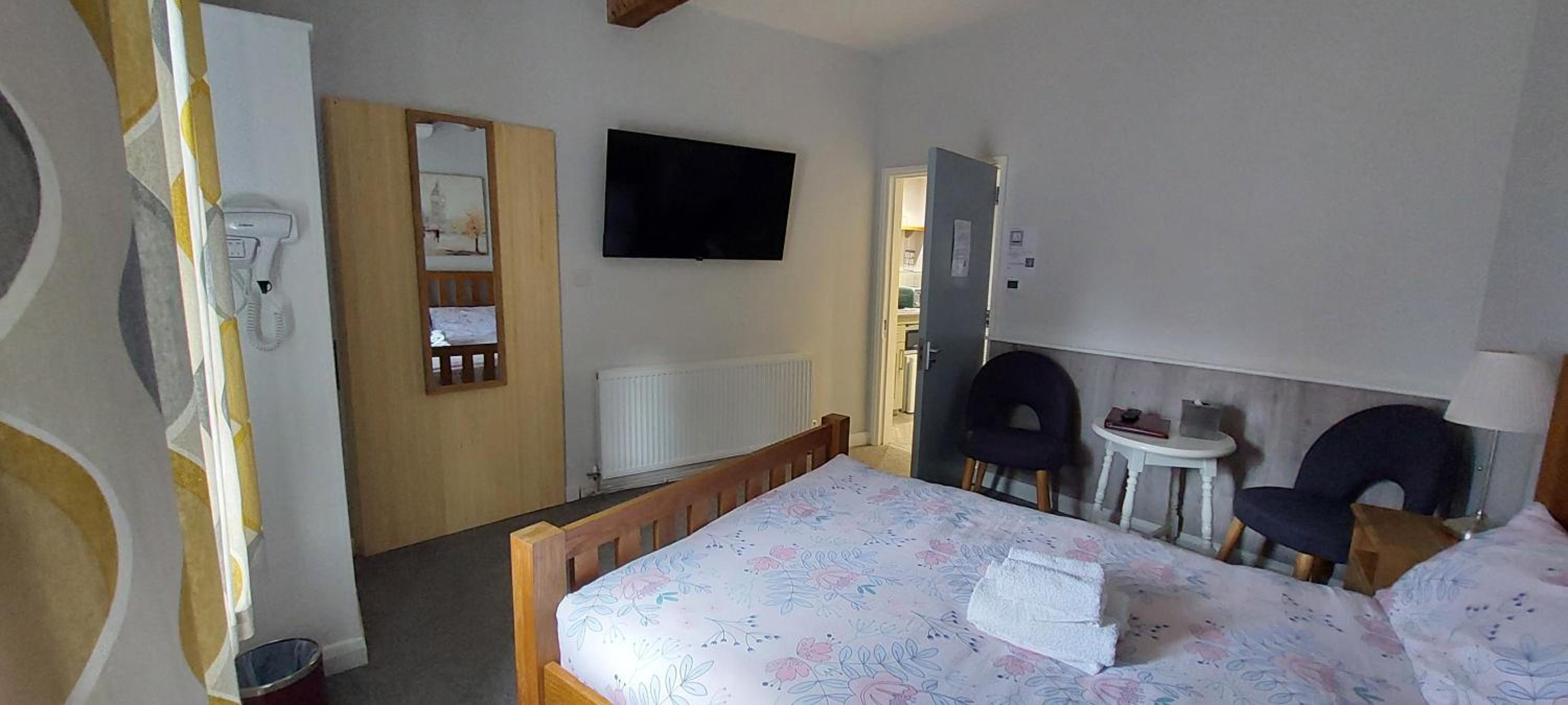 Standard Double Room en-suite - Ground floor photo 2