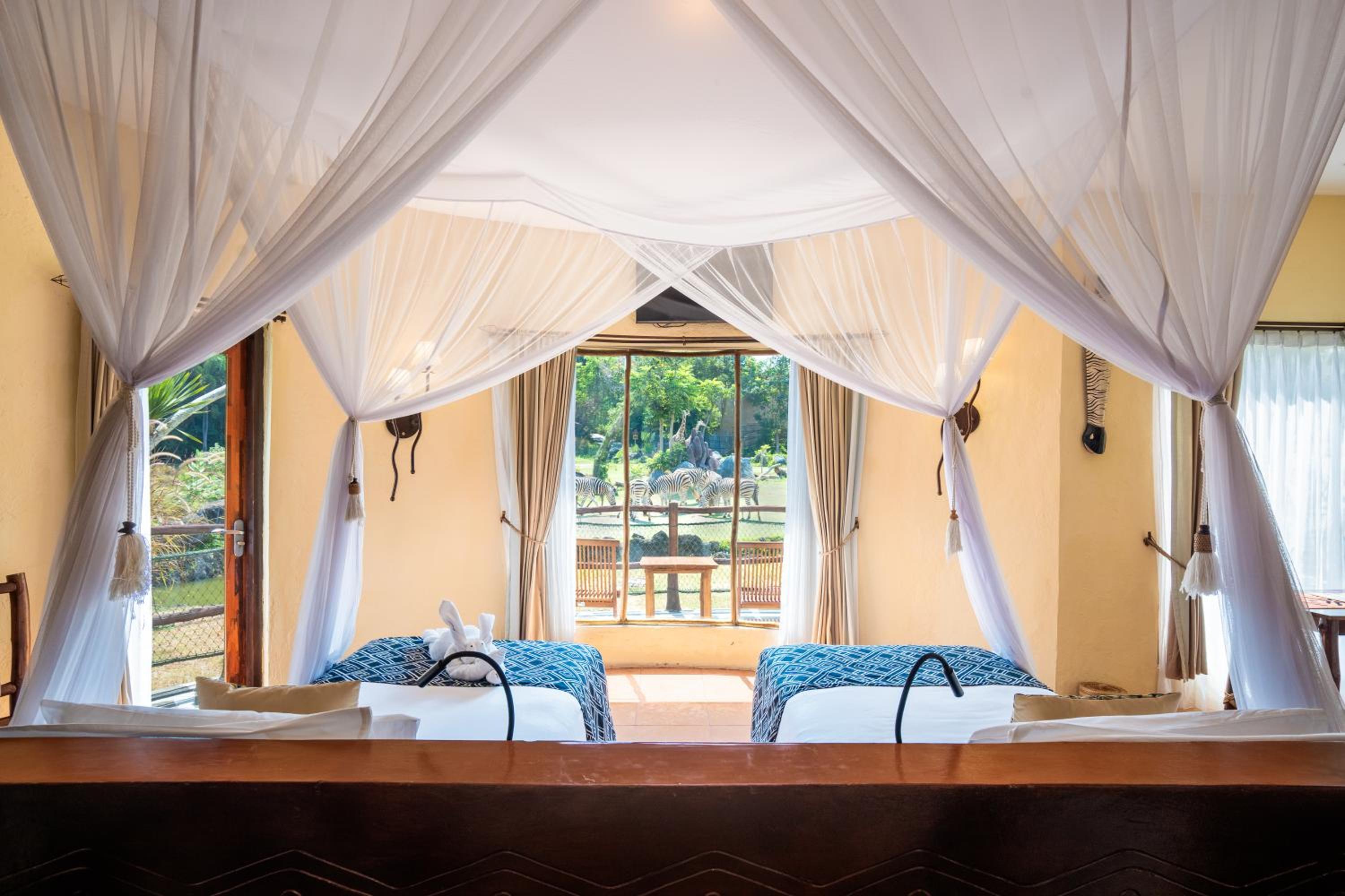 Swala Deluxe One-Bedroom Lodge + + Bali Safari Park Entrance & Safari Journey
