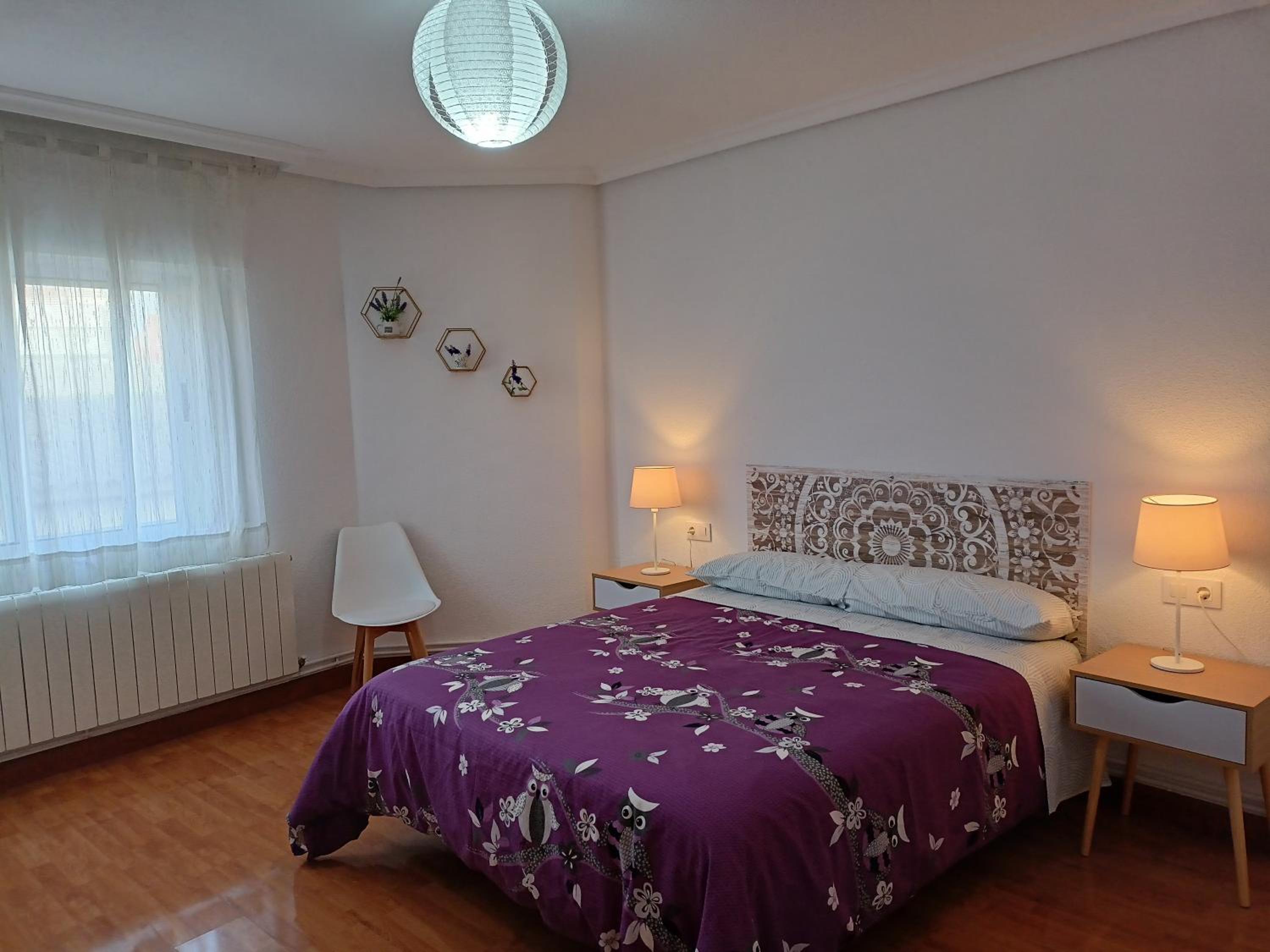 Apartamento de tres habitaciones con balcón