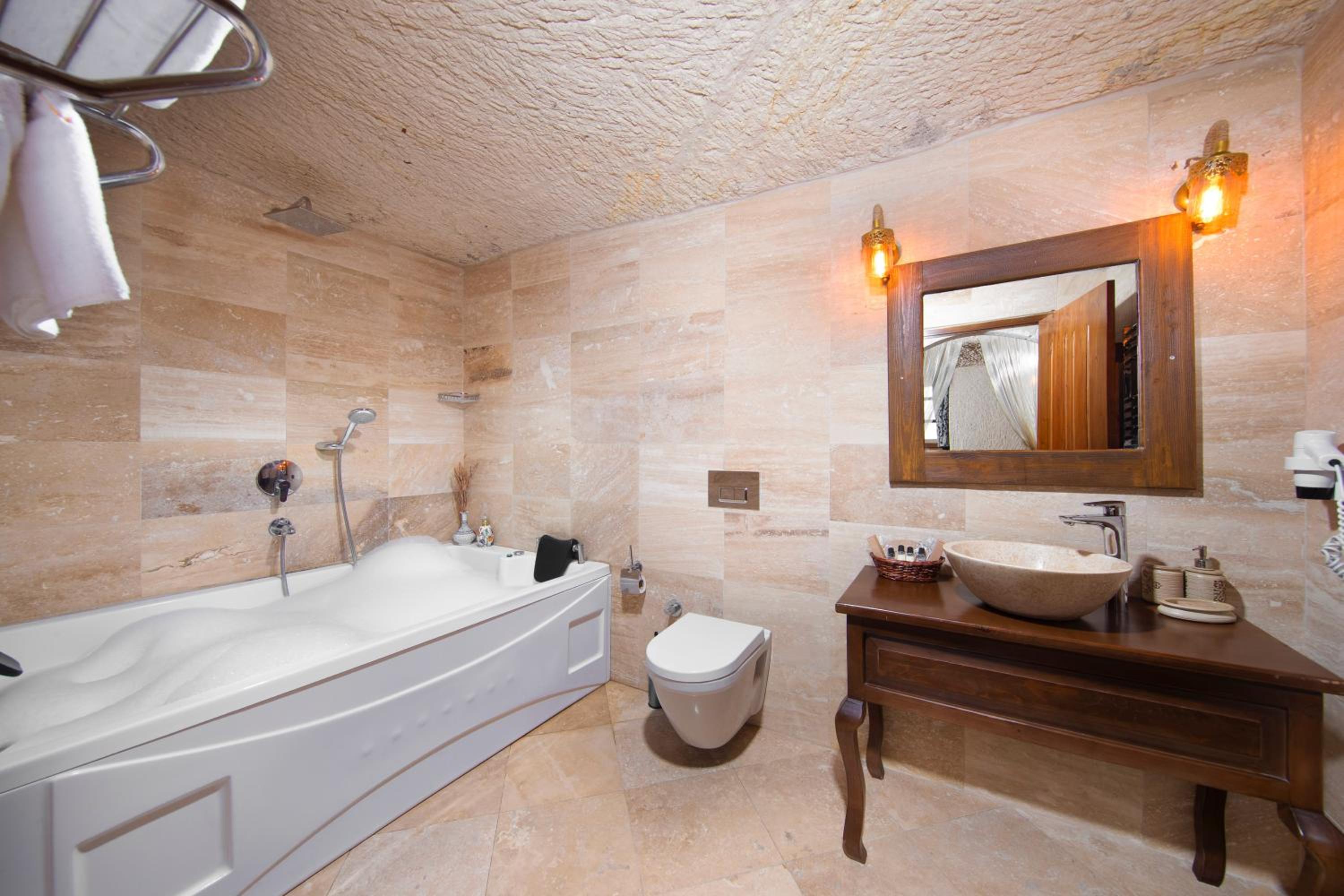 Queen Suite with Spa Bath - Photo 5