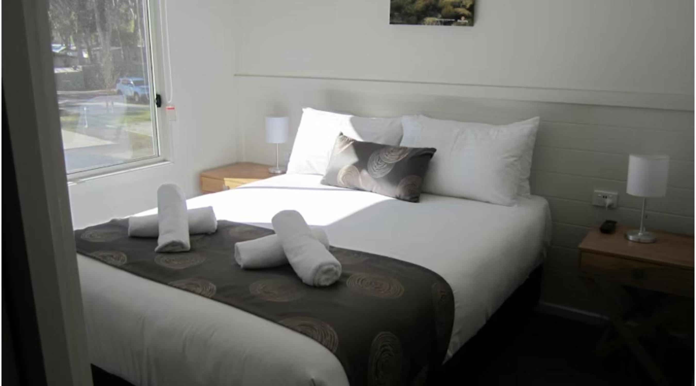 Superior 2 Bedroom Cabin - Sleeps 6 - Photo 3