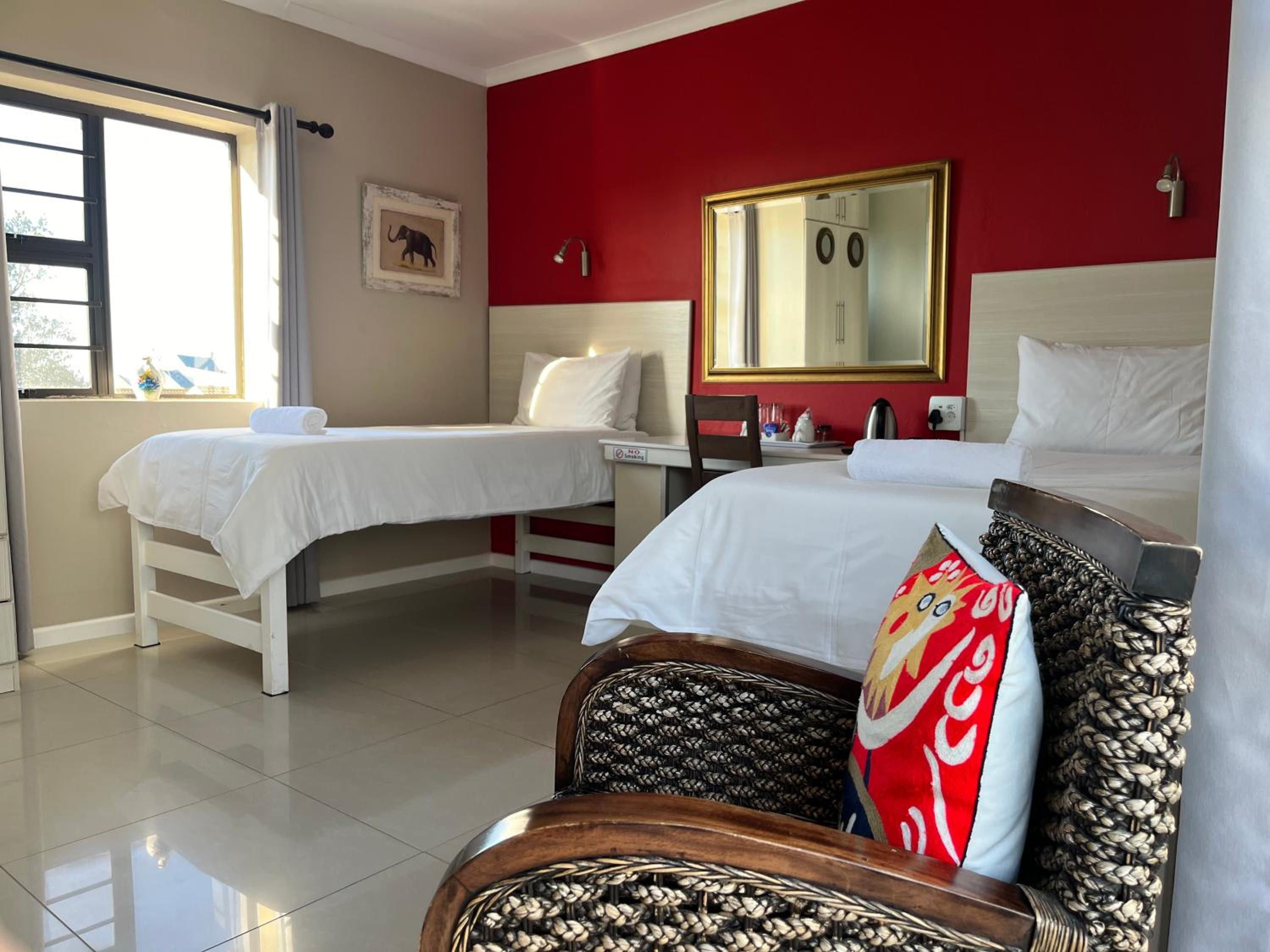 Standard Twin Room - Photo 4