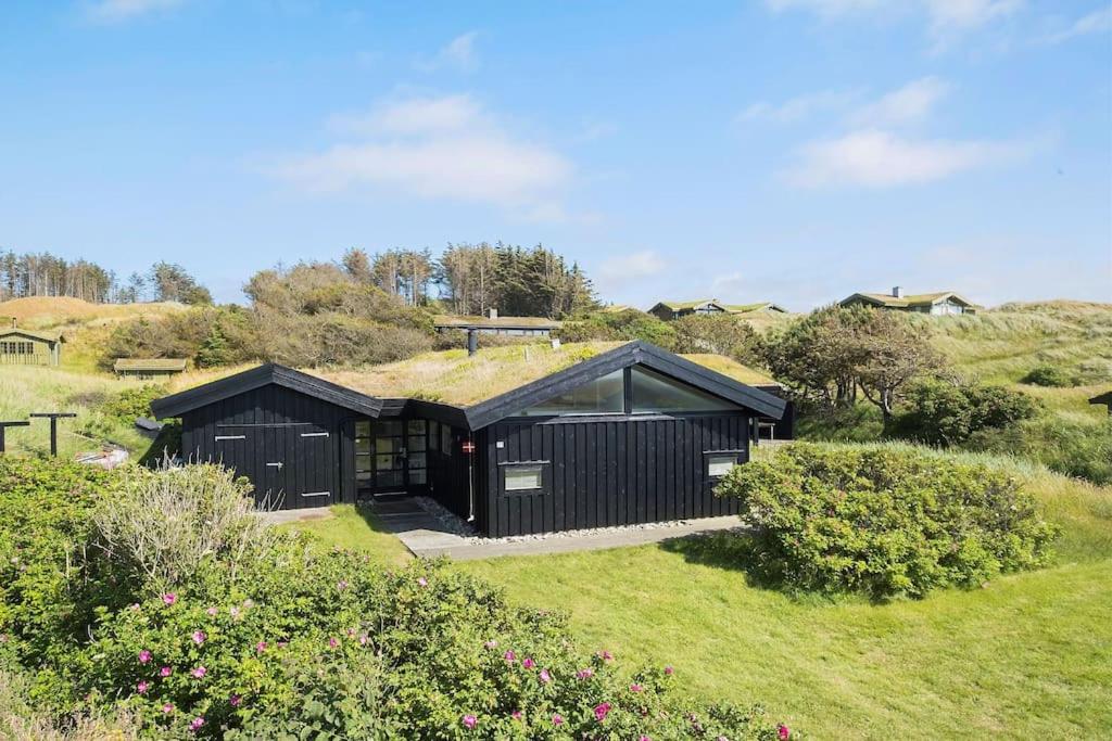 Five-Bedroom House photo 2