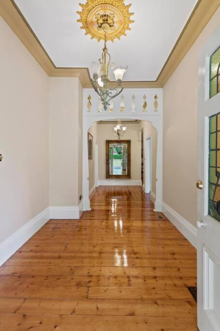 Seven-Bedroom House photo 1