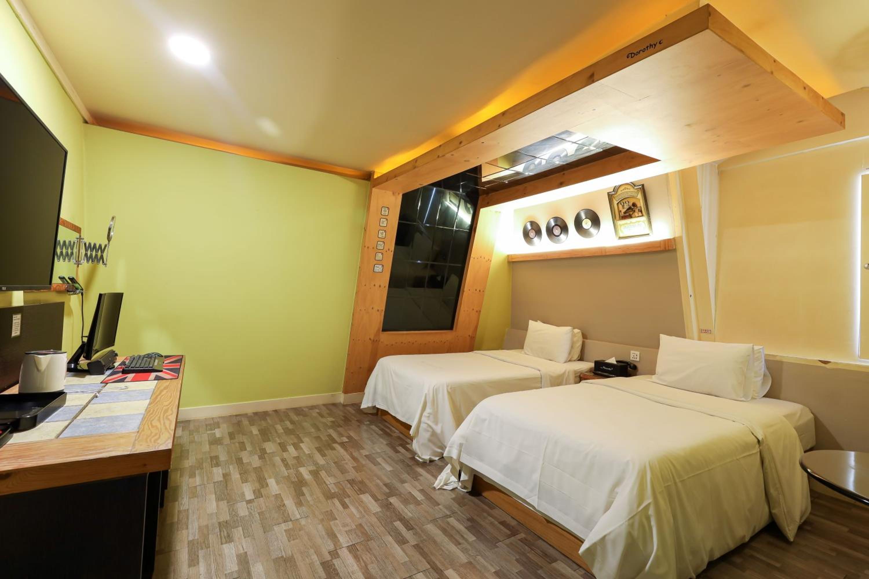 Standard Twin Room photo 2