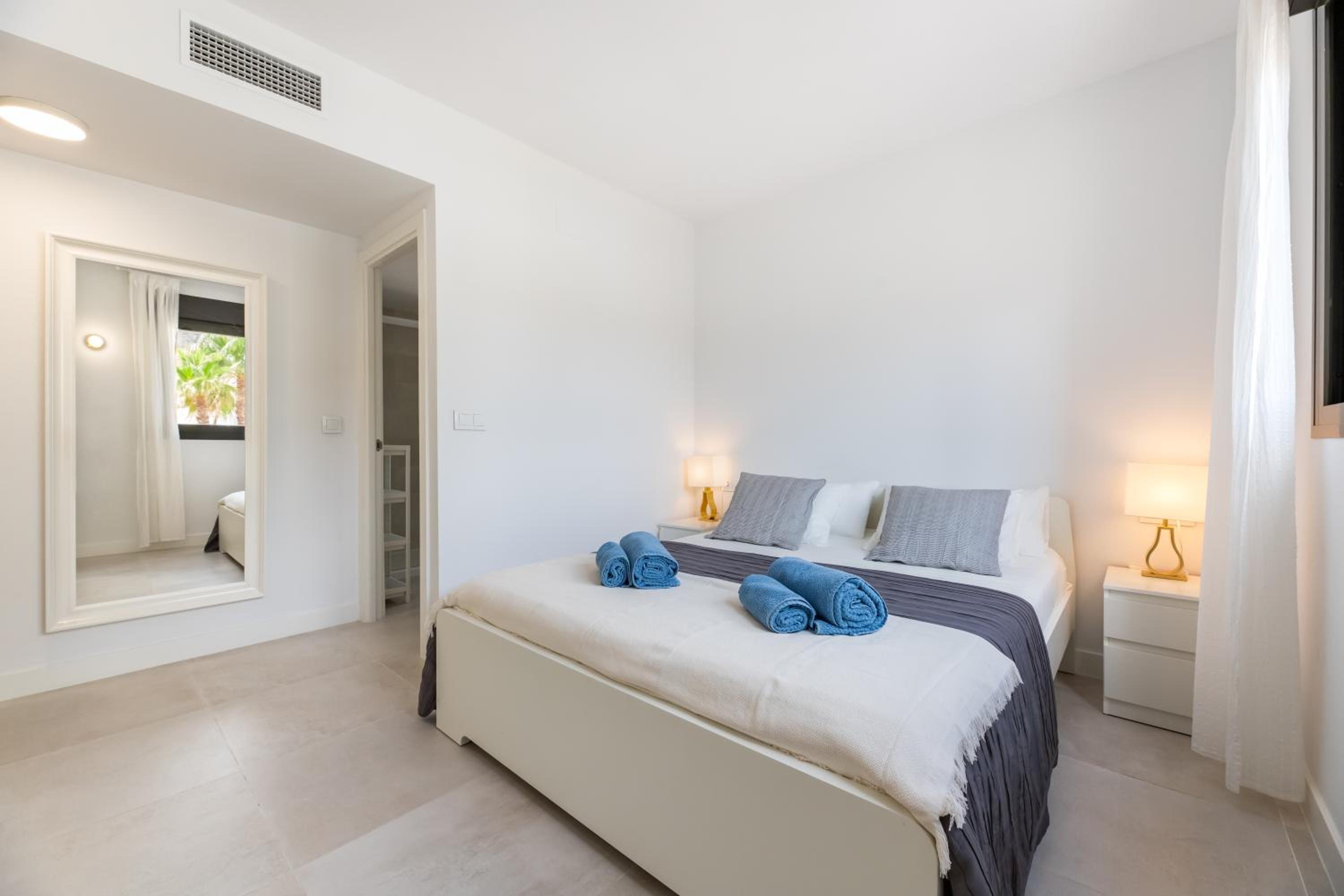 Apartamento de dos habitaciones con terraza y vista al mar