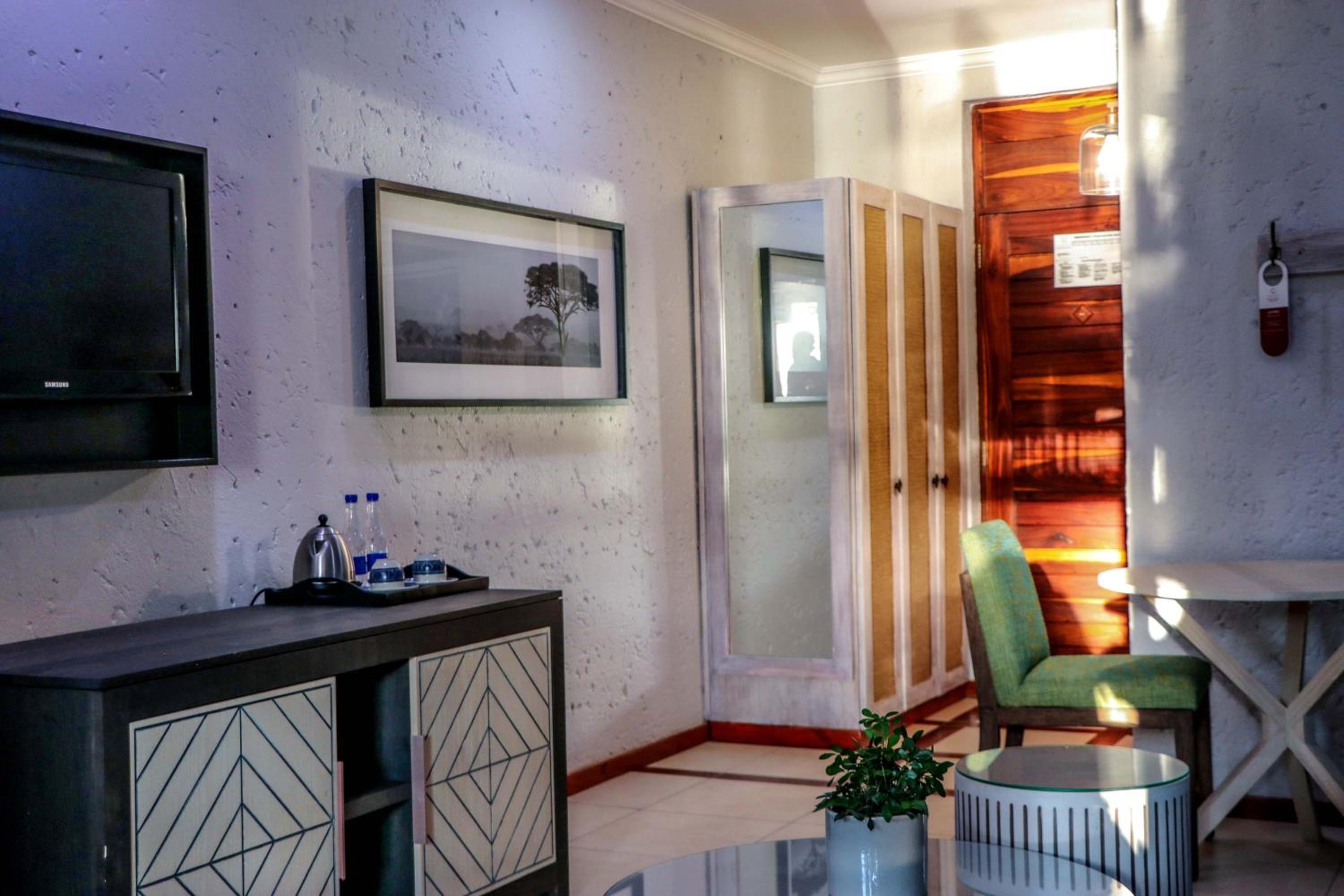 Executive Suite - Photo 14