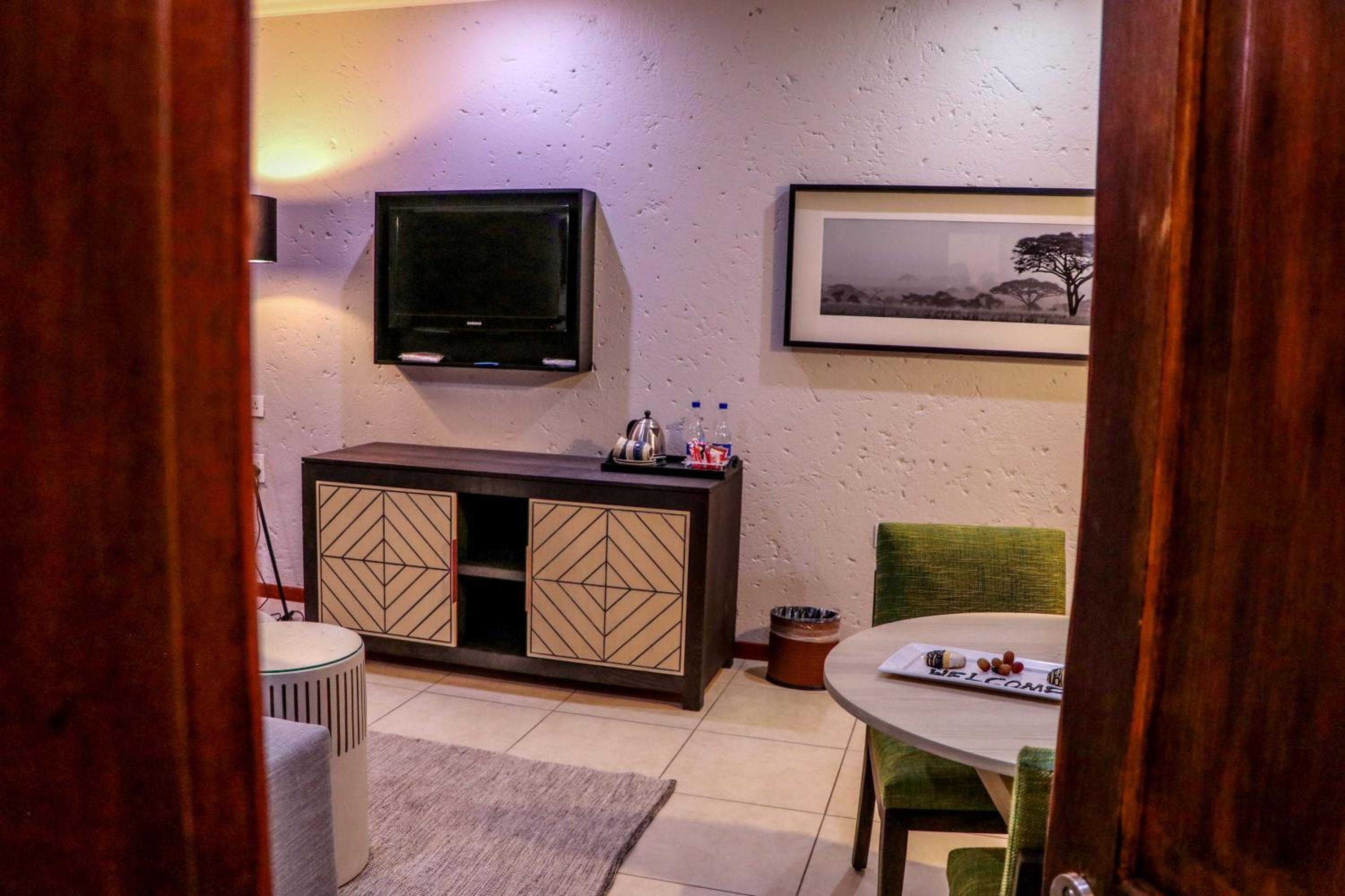 Executive Suite - Photo 4