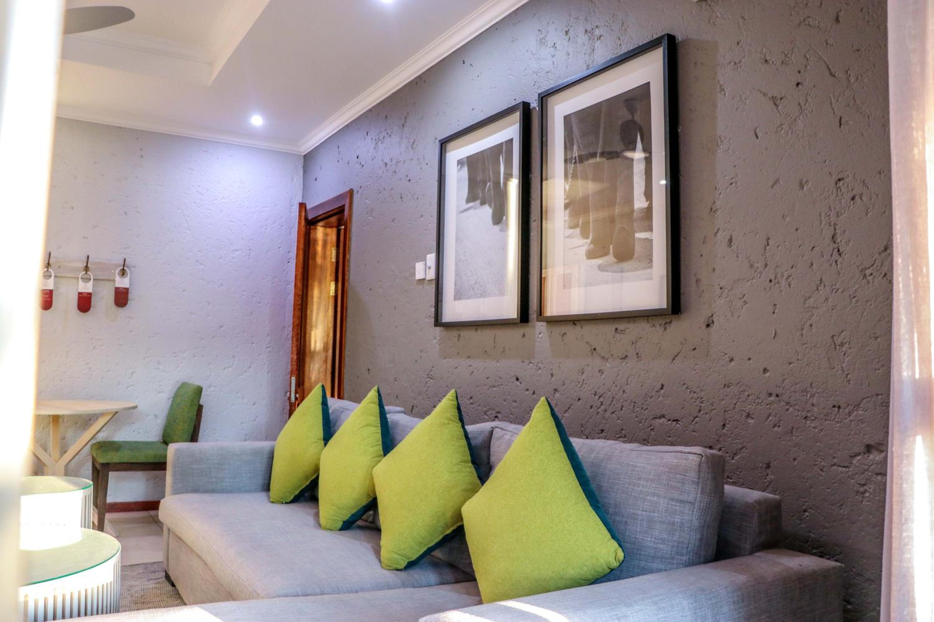 Executive Suite - Photo 17