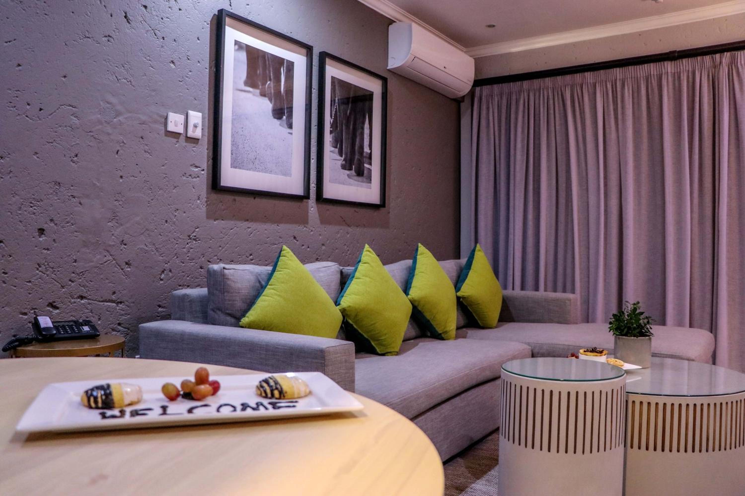 Executive Suite - Photo 8
