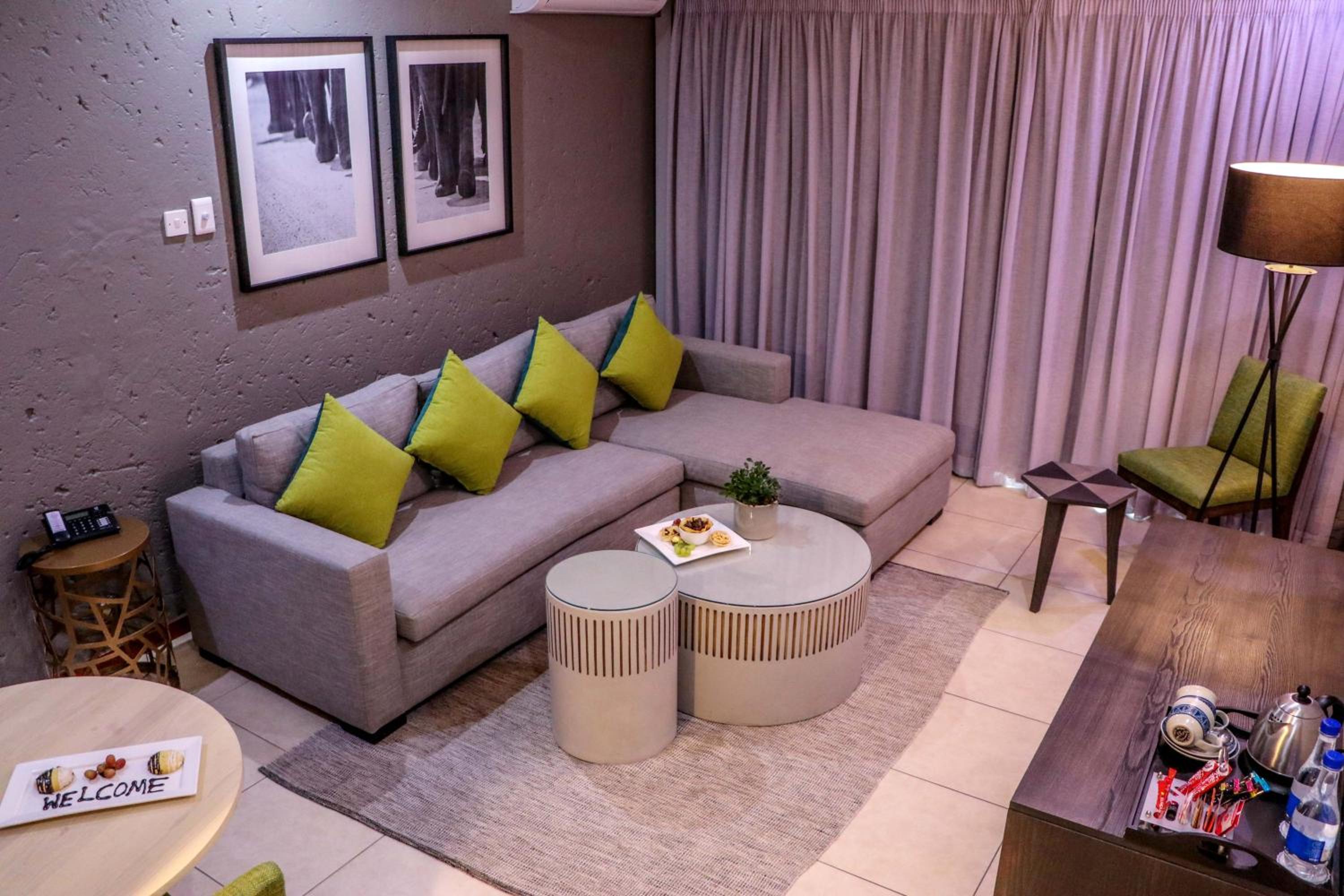 Executive Suite - Photo 15