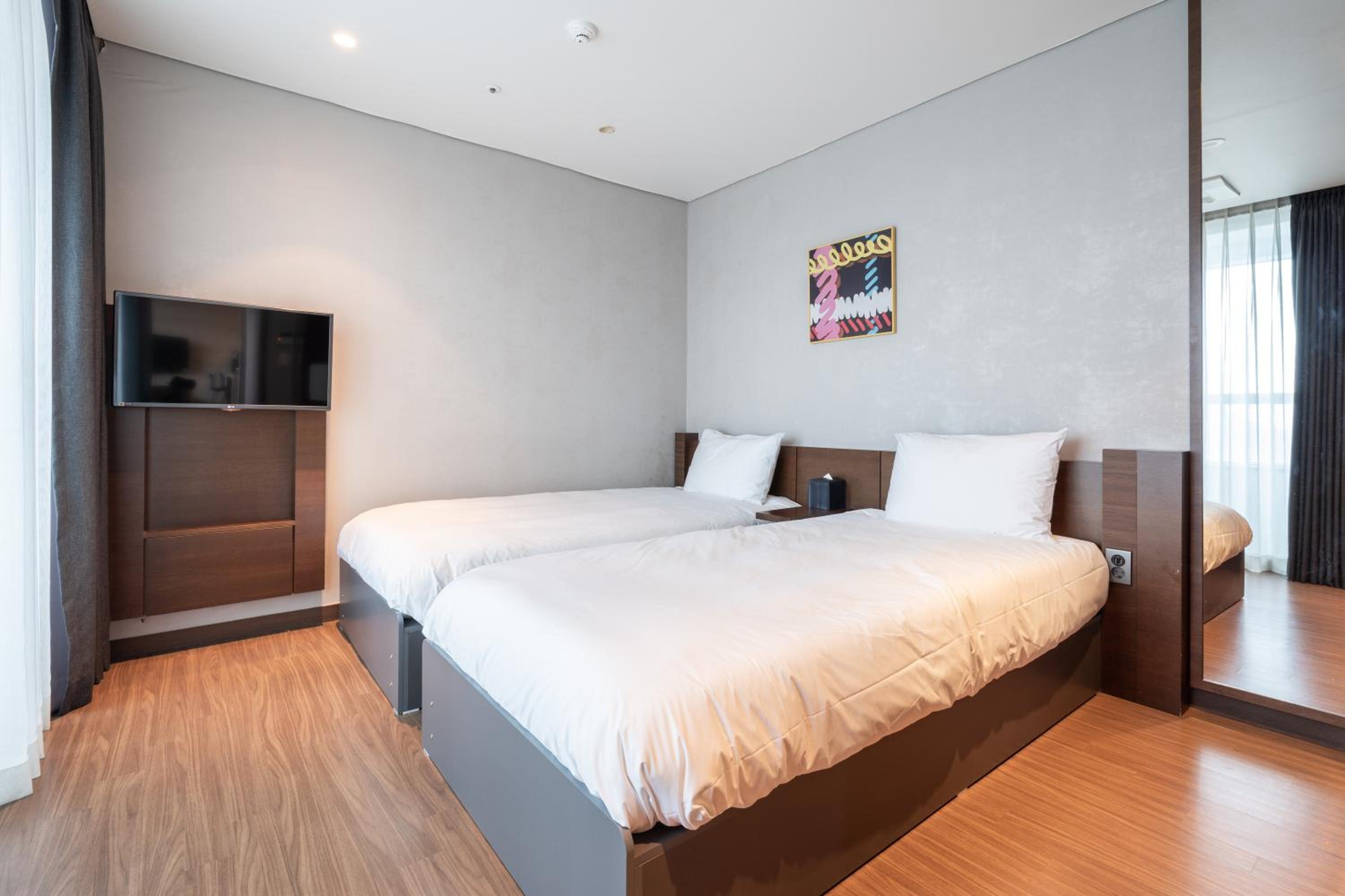 Premier Suite Twin - Photo 10