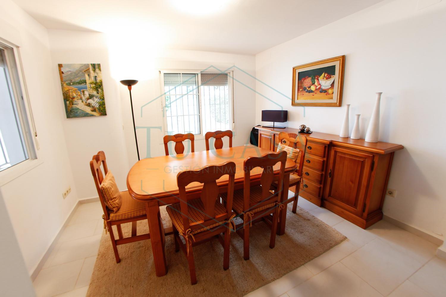 Five-Bedroom House photo 3