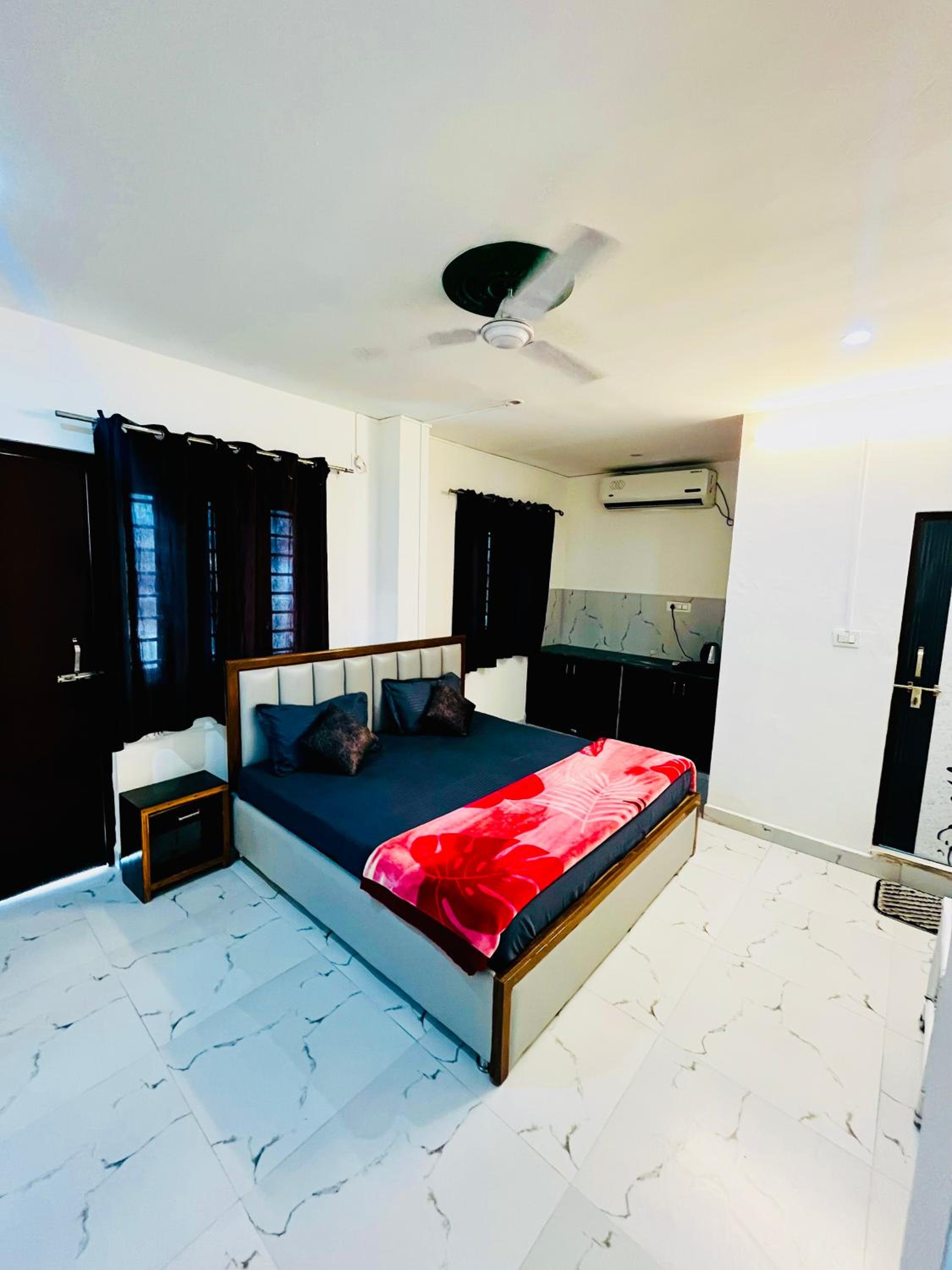 Double Room with Balcony - Photo 1
