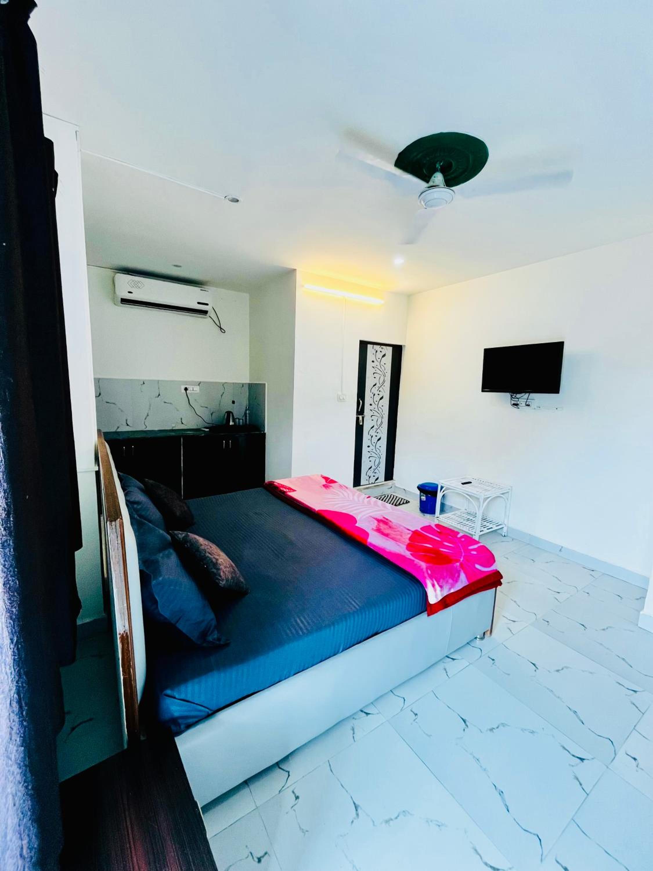 Double Room with Balcony - Photo 2