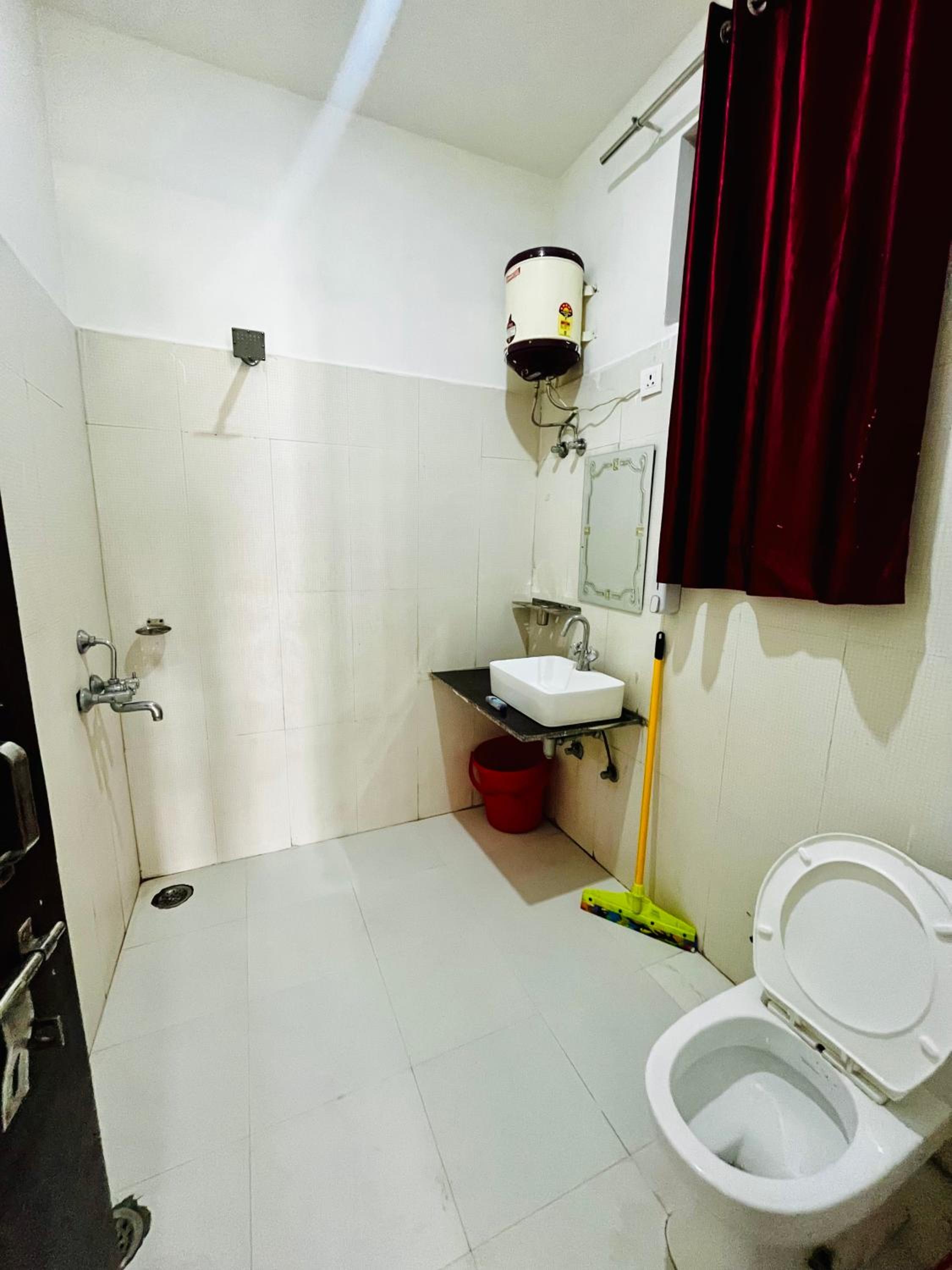 Single Room with Shared Bathroom photo 2