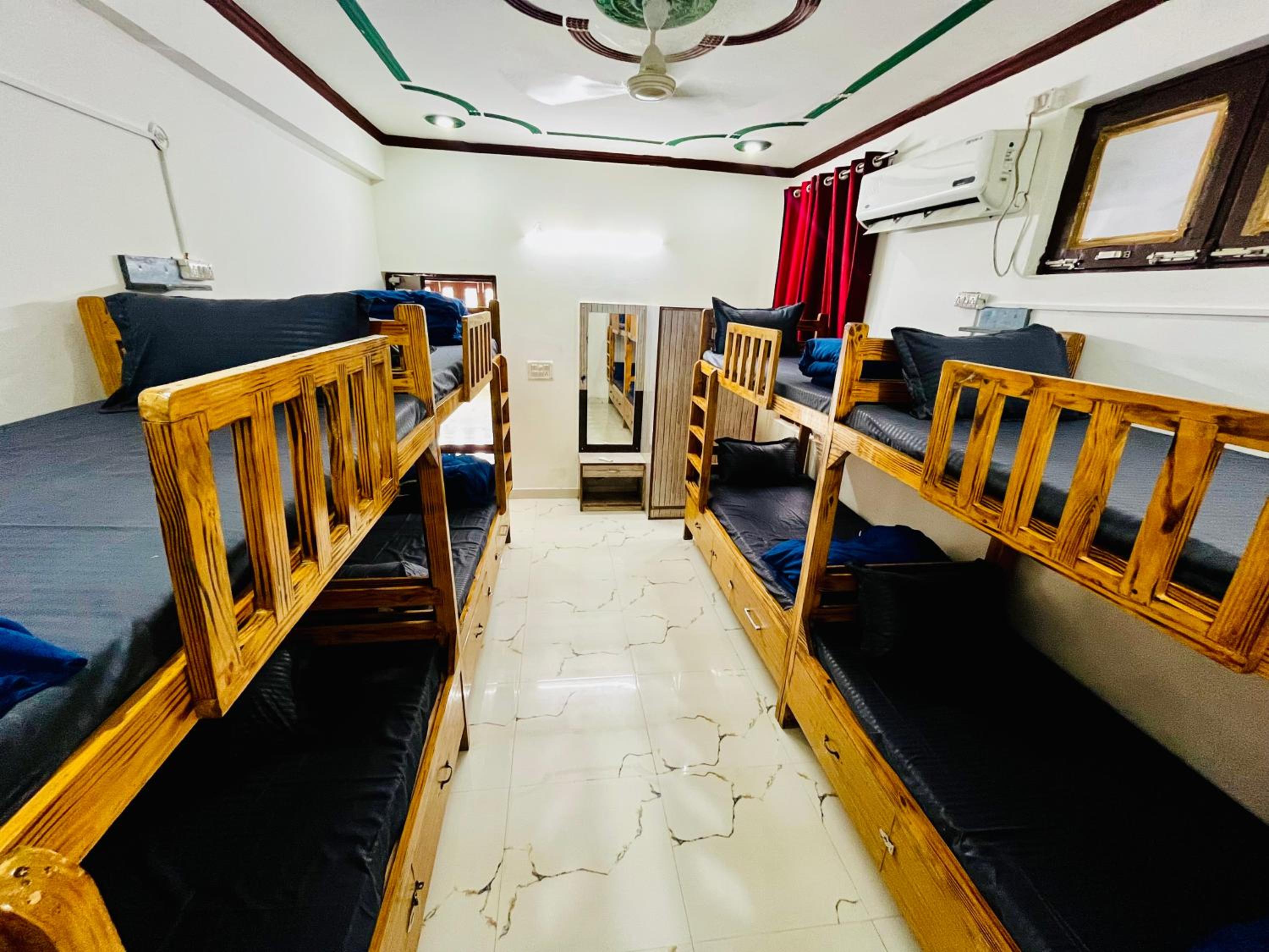 Bed in 8-Bed Mixed Dormitory Room photo 1