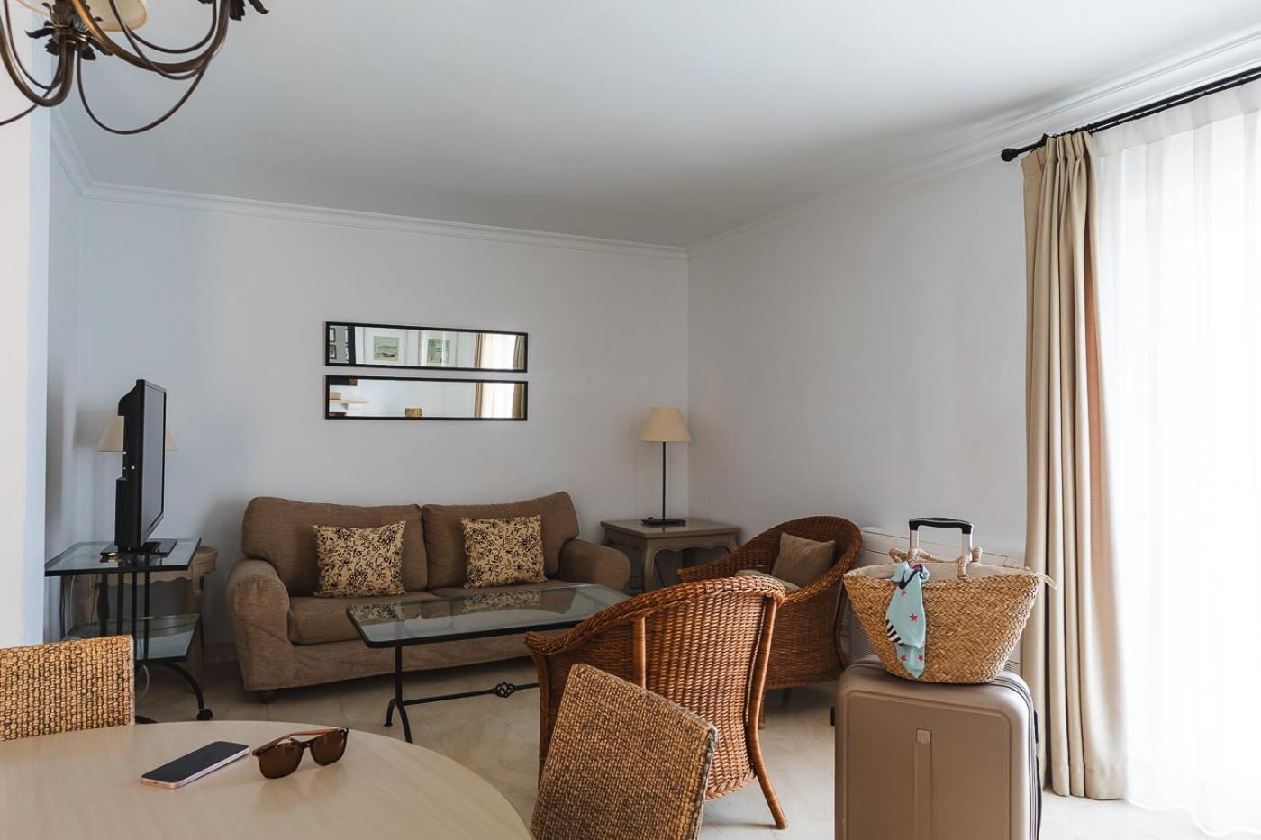 One-Bedroom Apartment - Photo 14