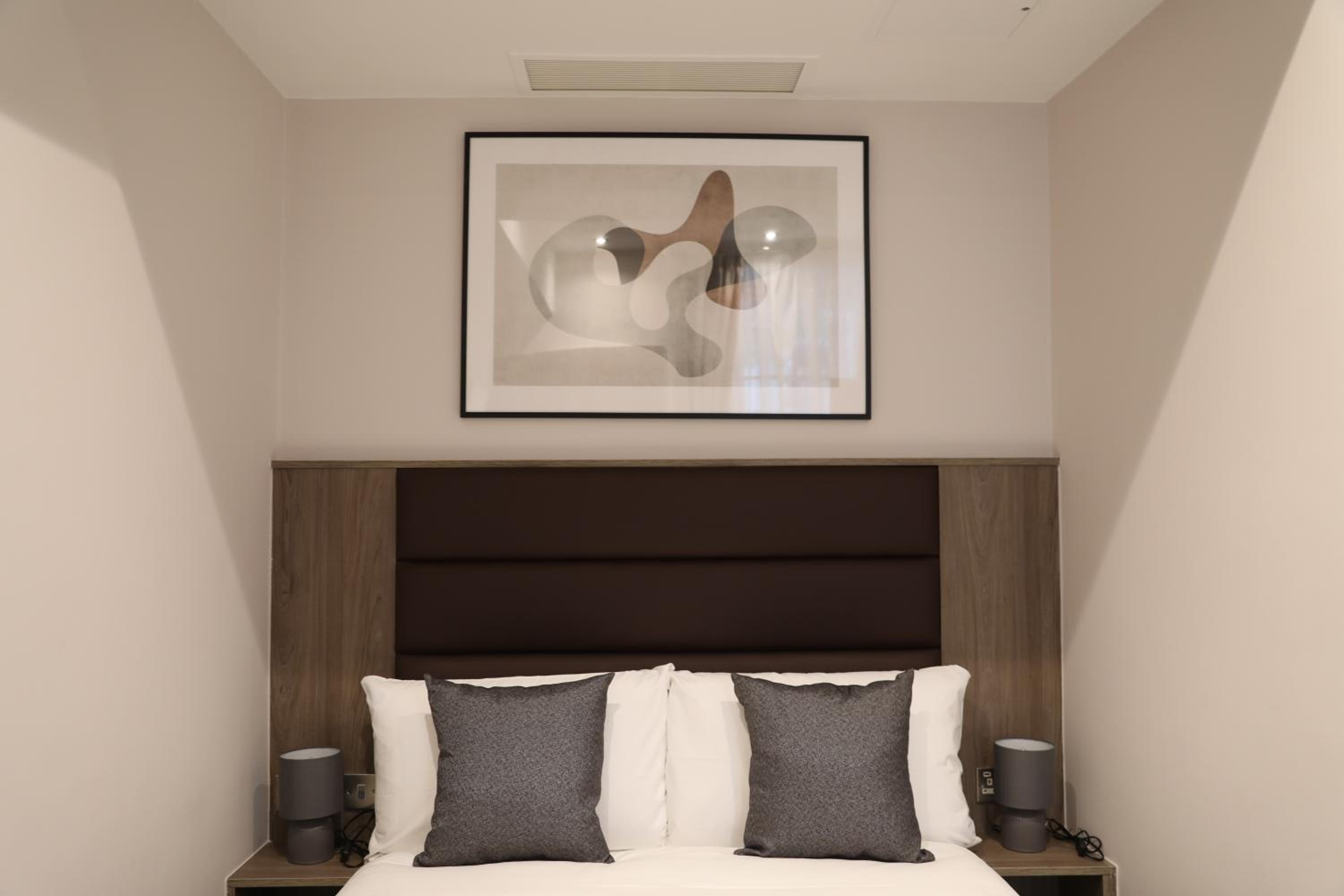 Budget Double Room- Lower Ground Floor photo 2