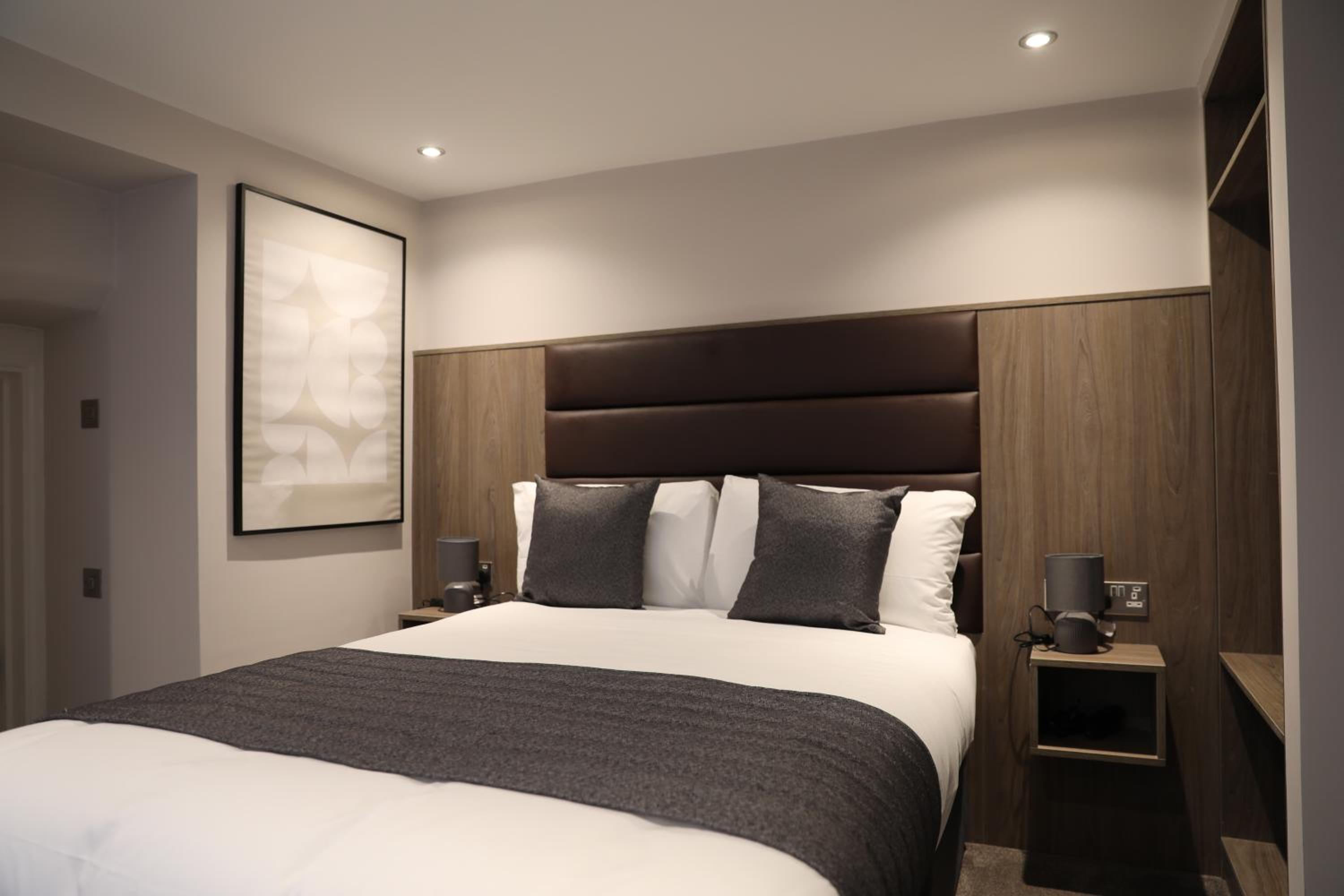 Budget Double Room- Lower Ground Floor photo 1
