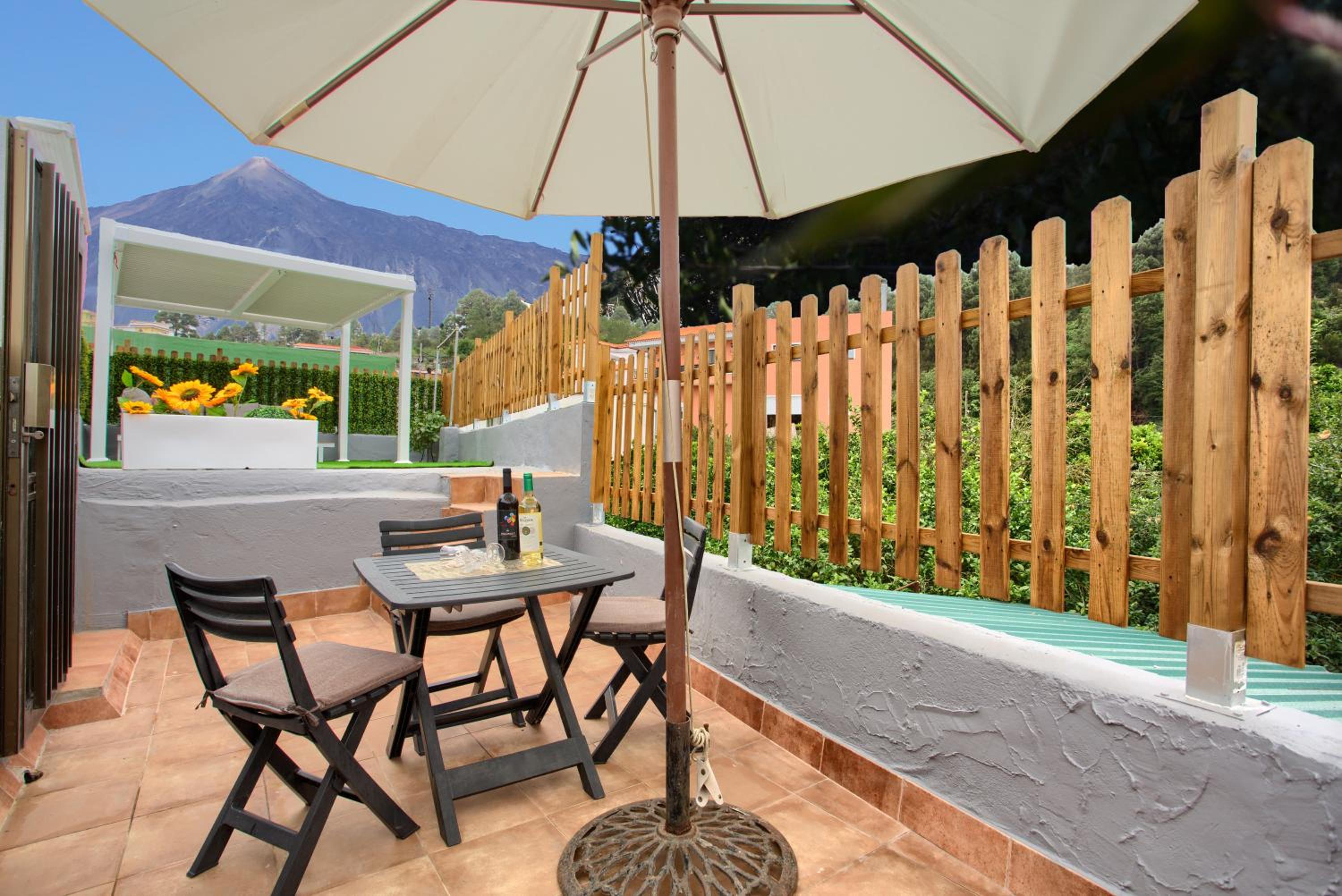 Two-Bedroom Apartment with Mountain View photo 2