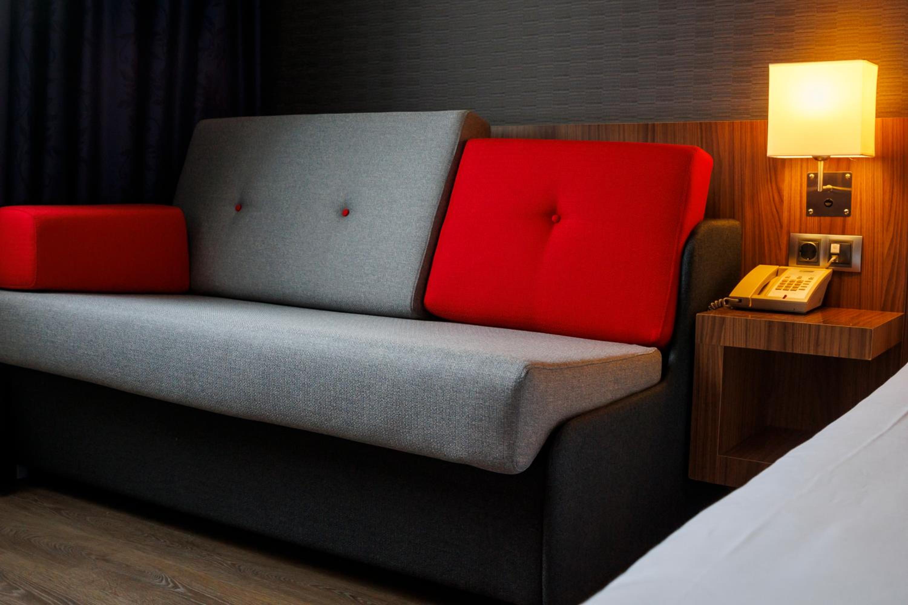 Standard Queen Room with Sofa Bed - Photo 10