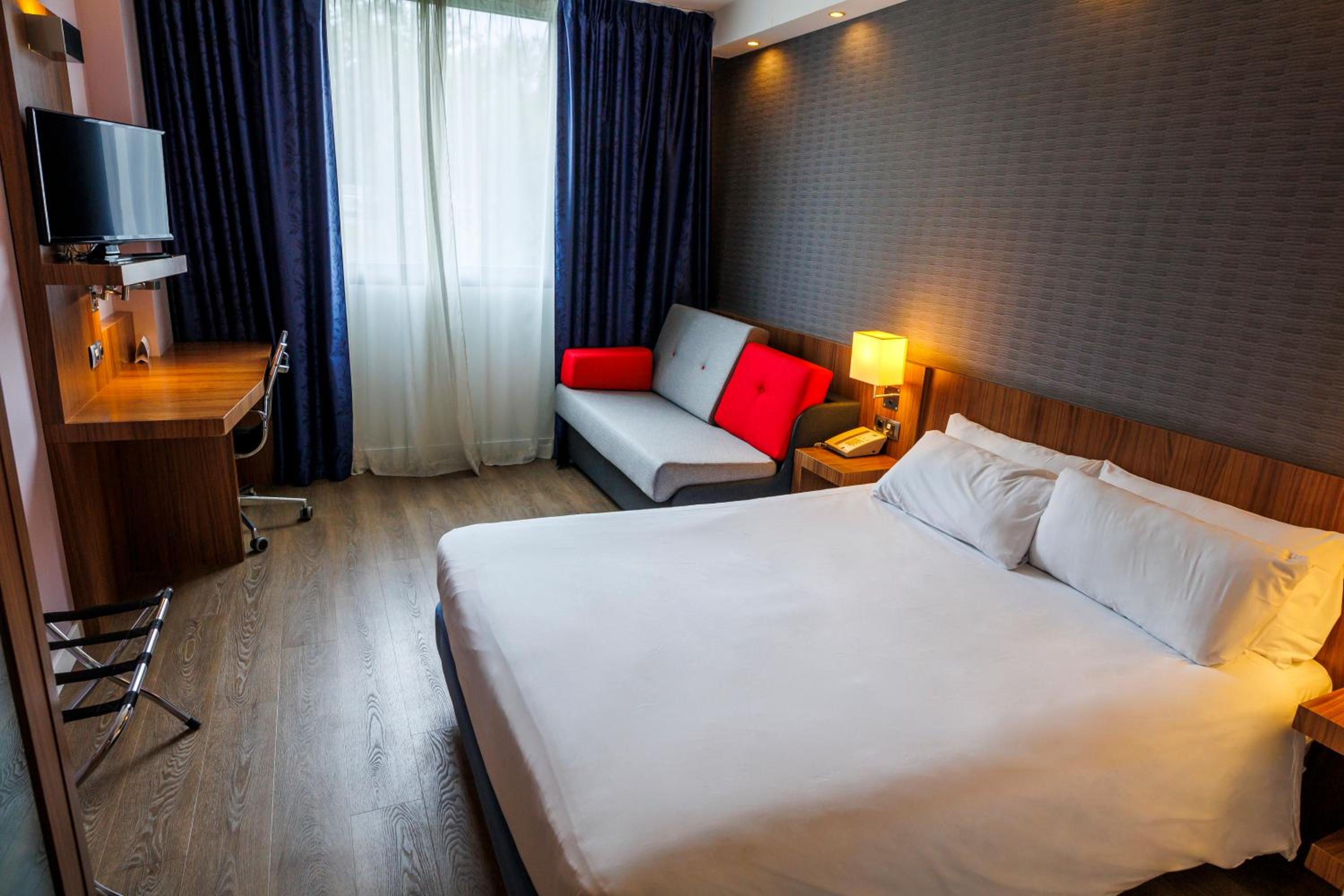 Standard Queen Room with Sofa Bed - Photo 1