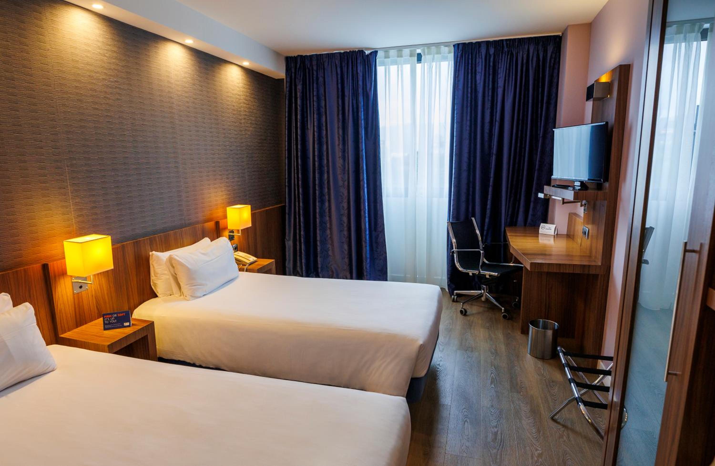 Standard Room with Free Breakfast - Photo 13