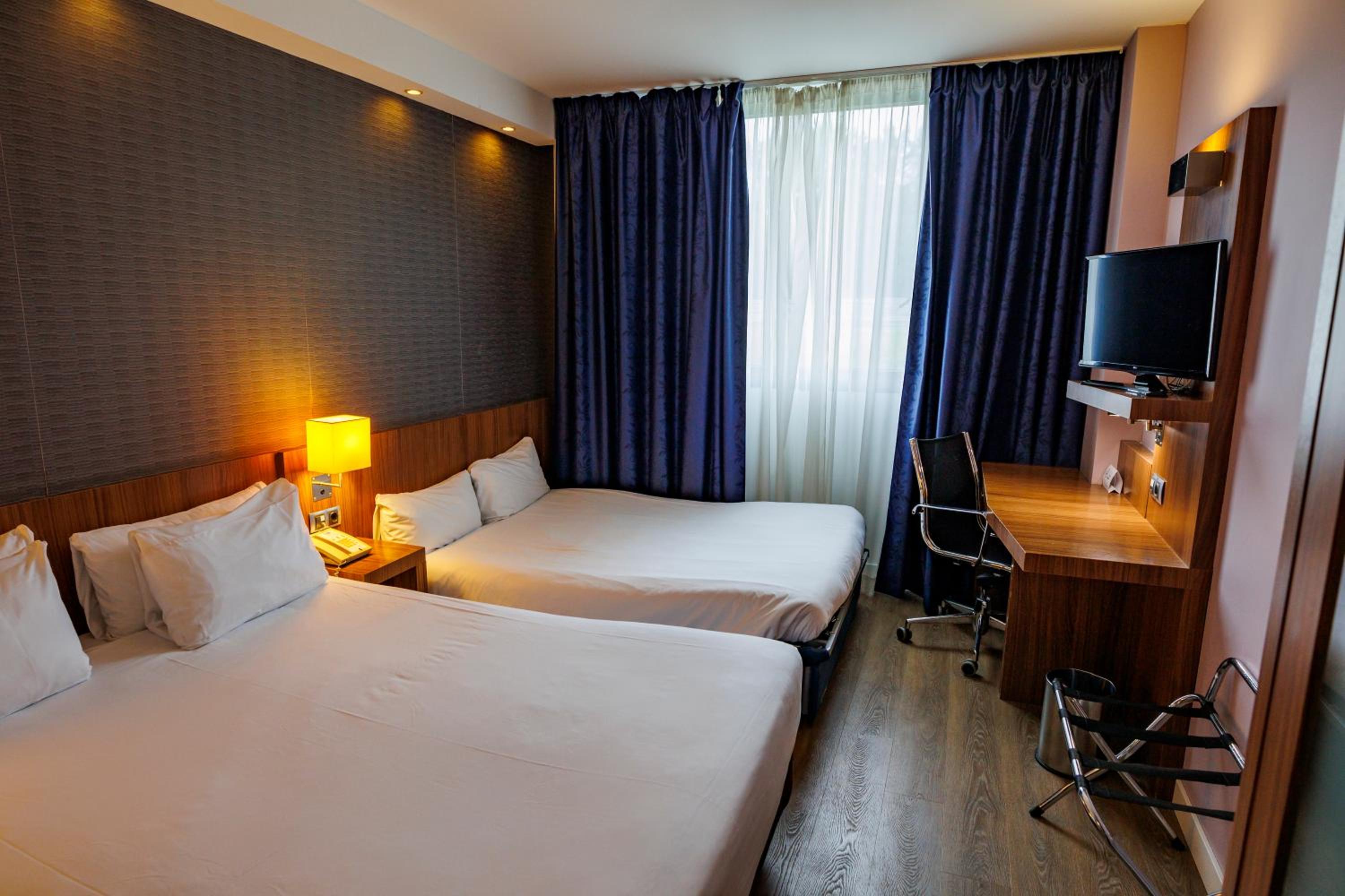 Standard Queen Room with Sofa Bed - Photo 11