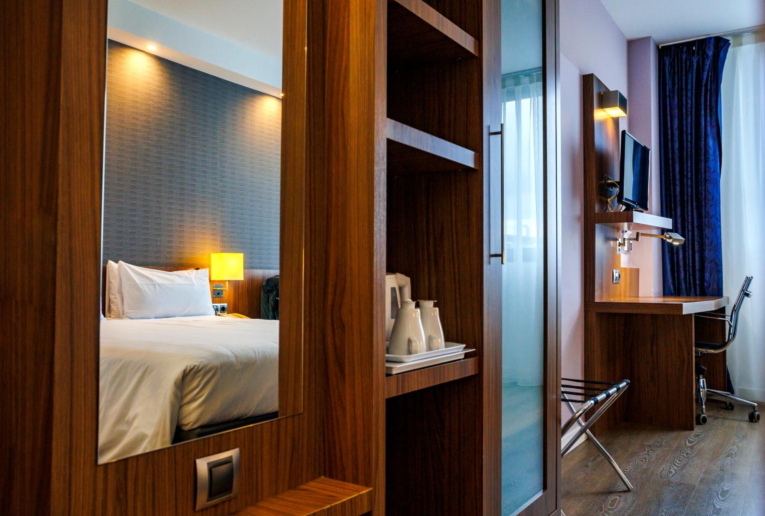 Standard Room with Free Breakfast - Photo 5