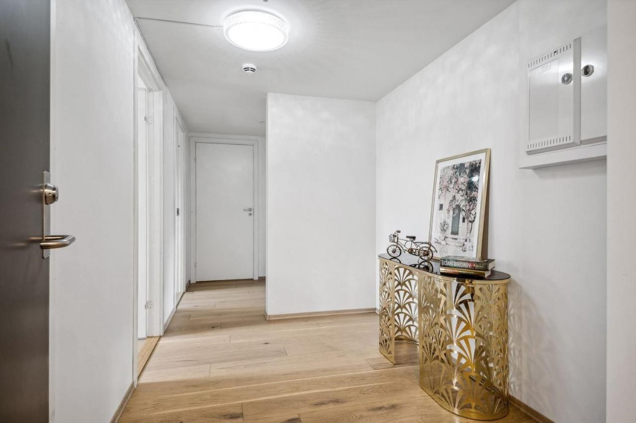 Three-Bedroom Apartment photo 2