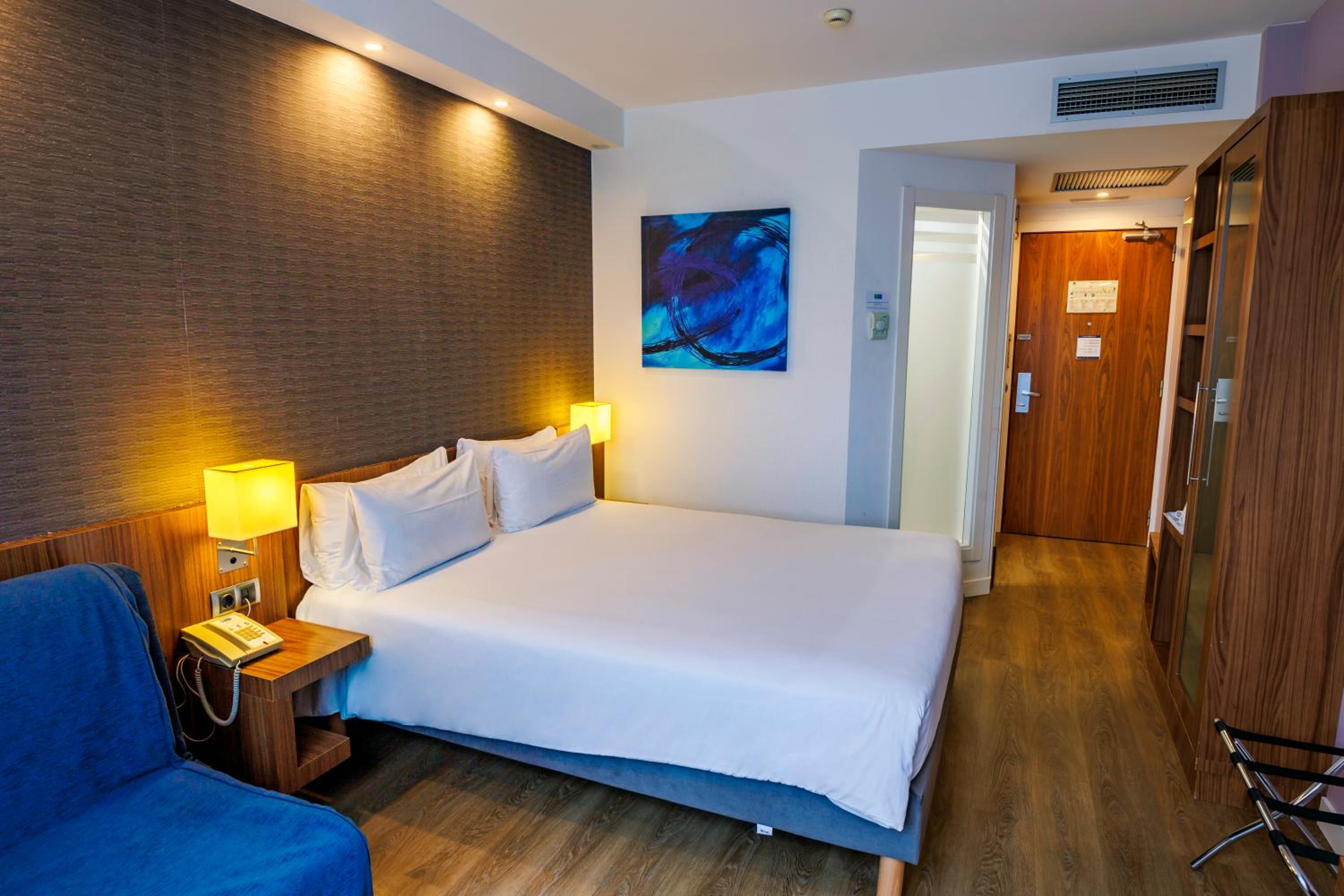 Standard Room with Free Breakfast - Photo 14