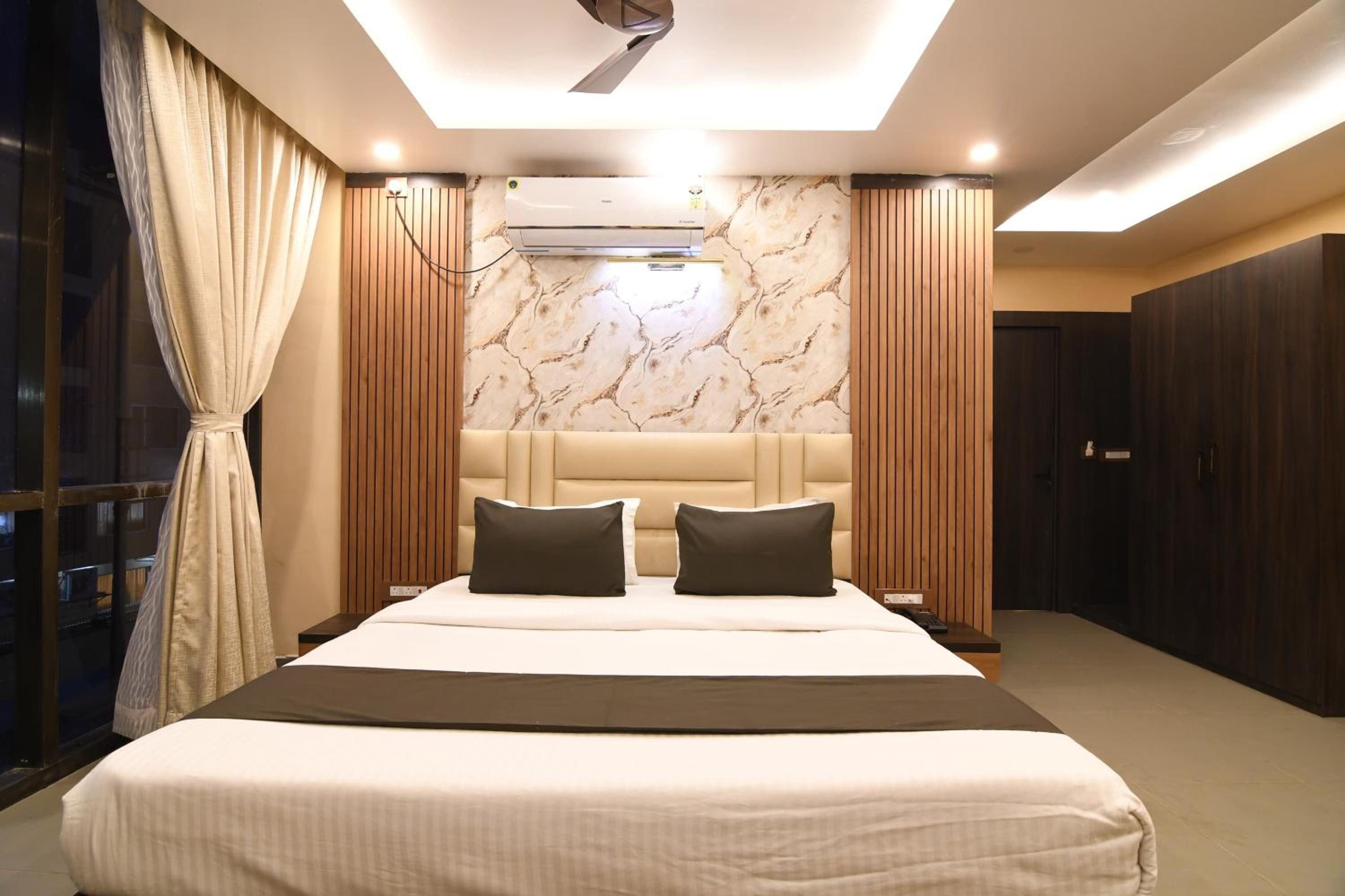 Deluxe Room - Photo 2