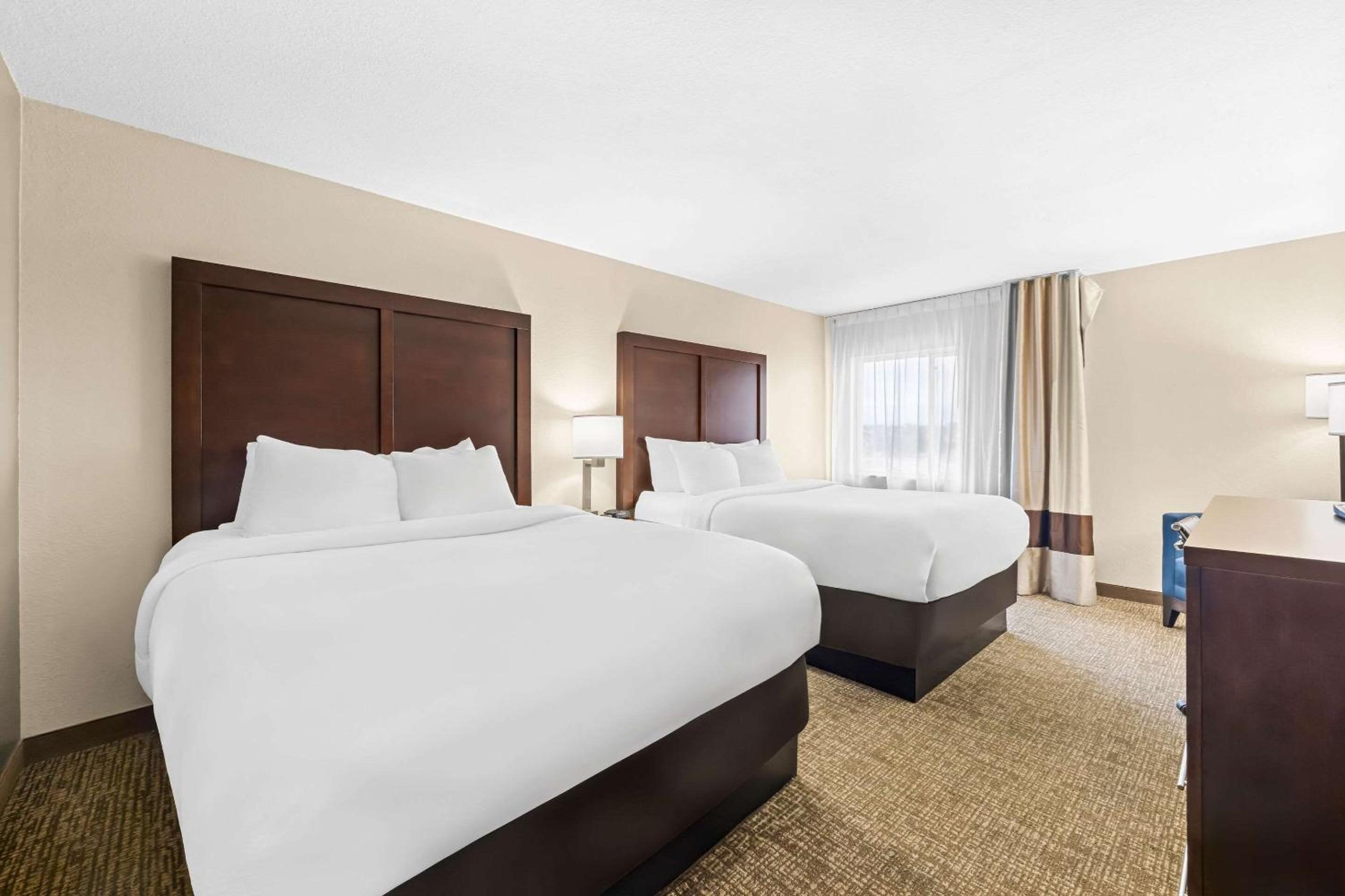 Queen Room with Two Queen Beds - Non-Smoking - Photo 4