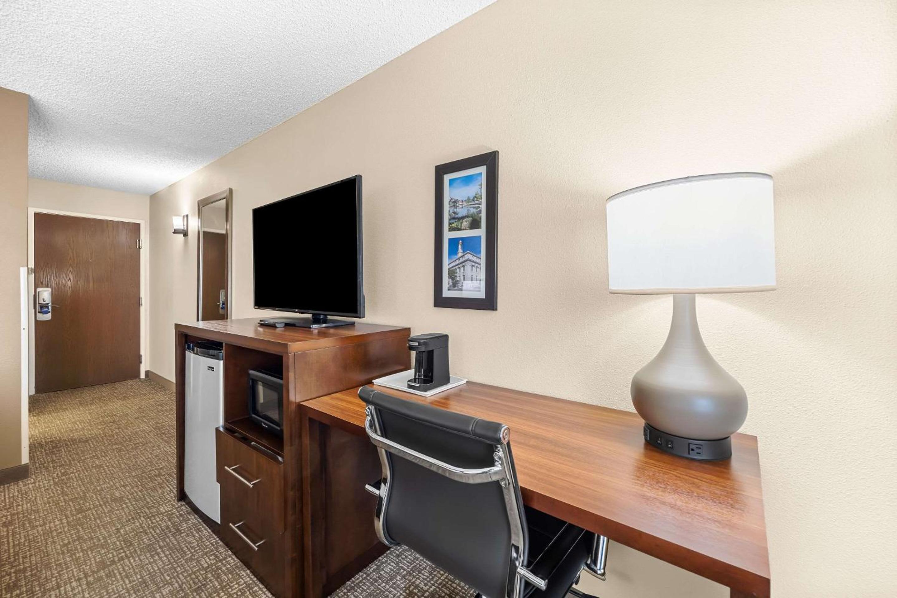 Standard King Room - Non-Smoking  - Photo 3