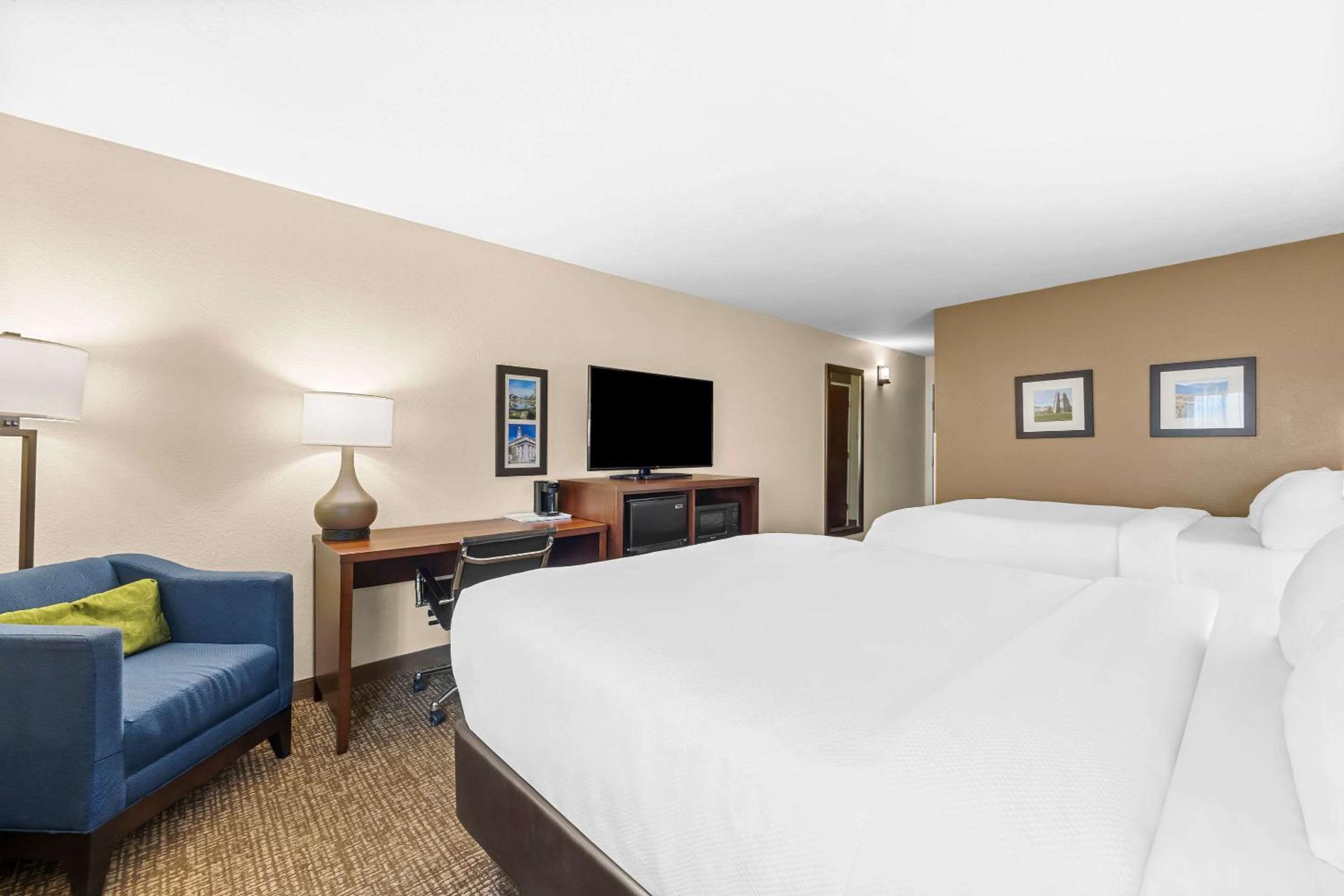 Queen Room with Two Queen Beds - Non-Smoking - Photo 1