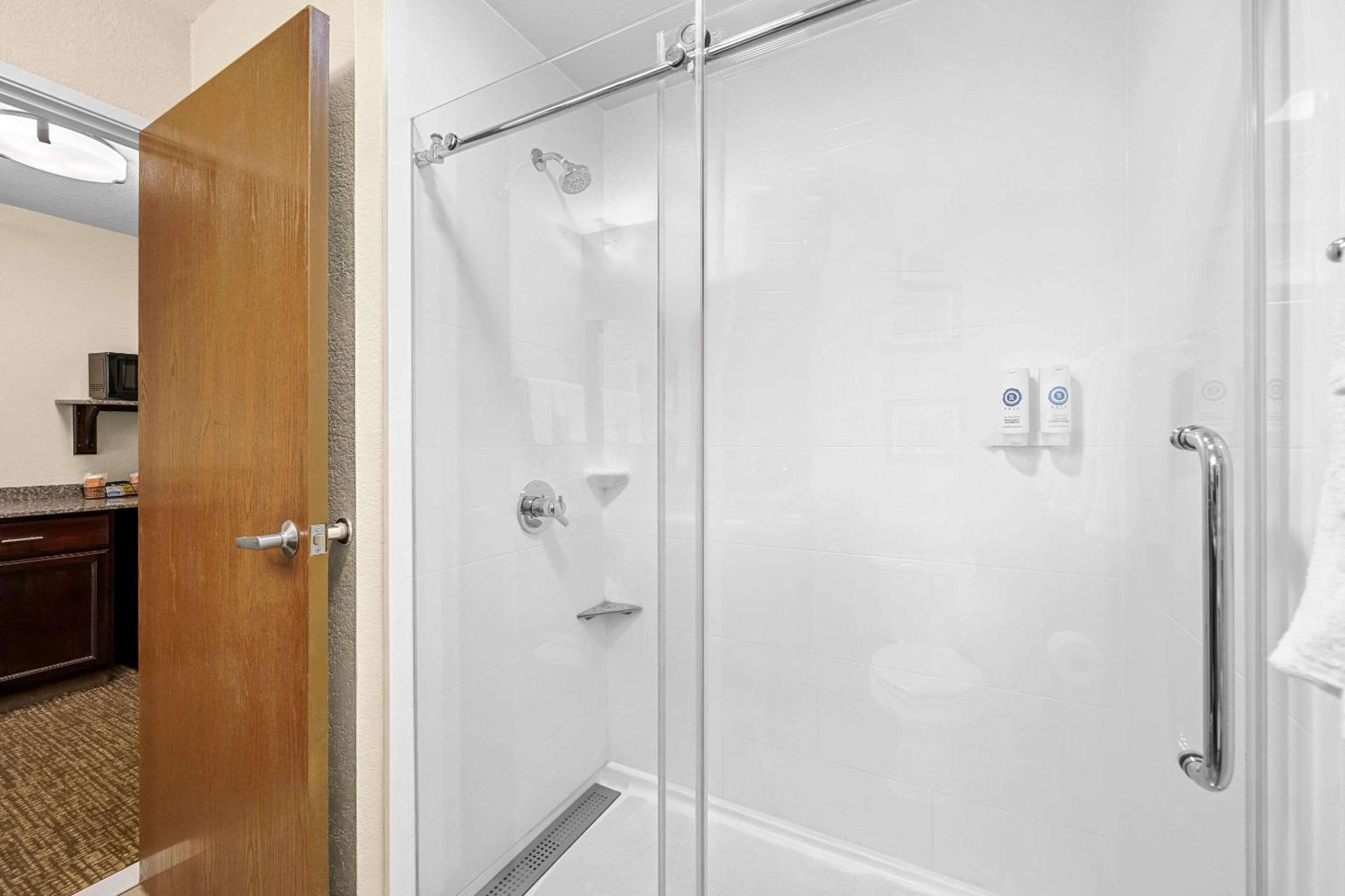 King Suite - Non-Smoking - Photo 4