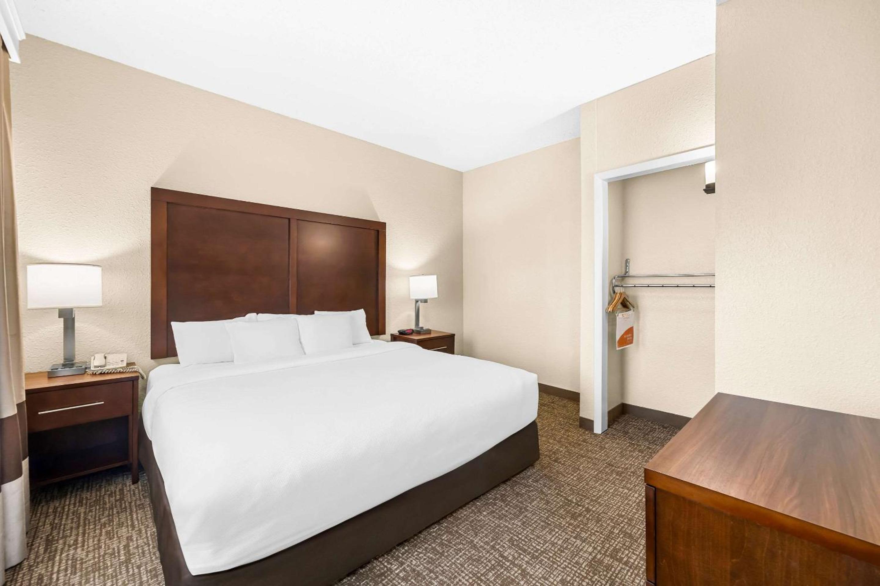 King Room with Tub - Disability Access/Non Smoking/Pet Friendly - Photo 5