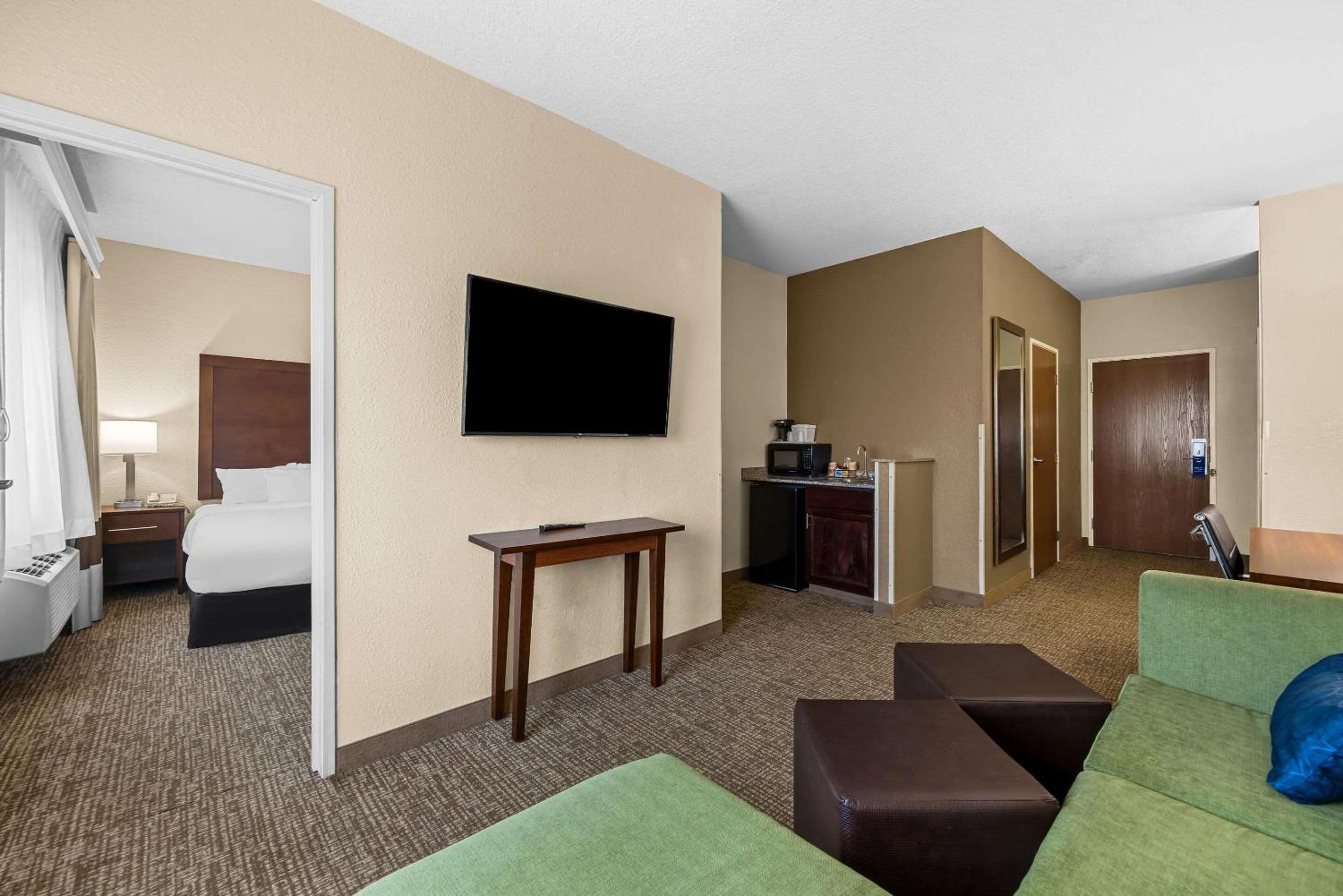 King Room with Tub - Disability Access/Non Smoking/Pet Friendly - Photo 4