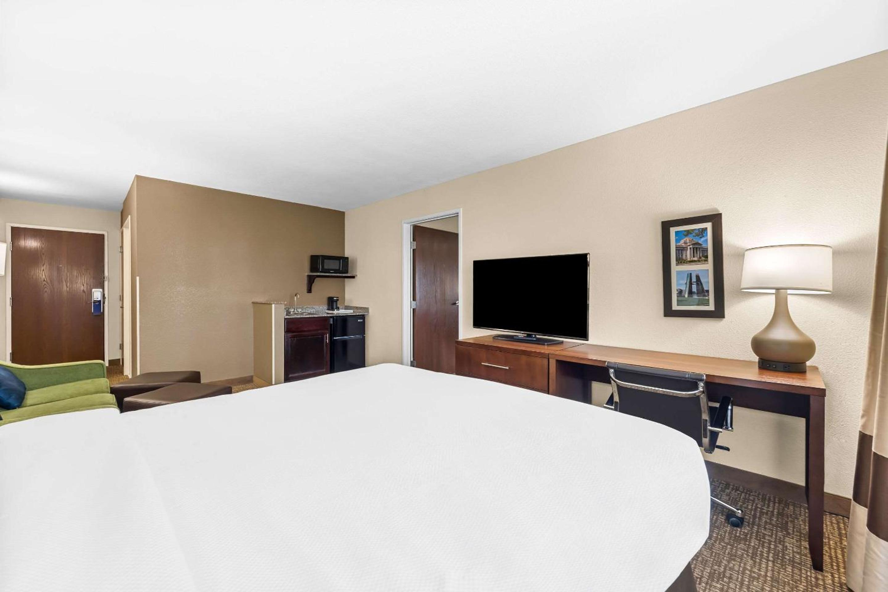 Suite - Non-Smoking - Photo 3