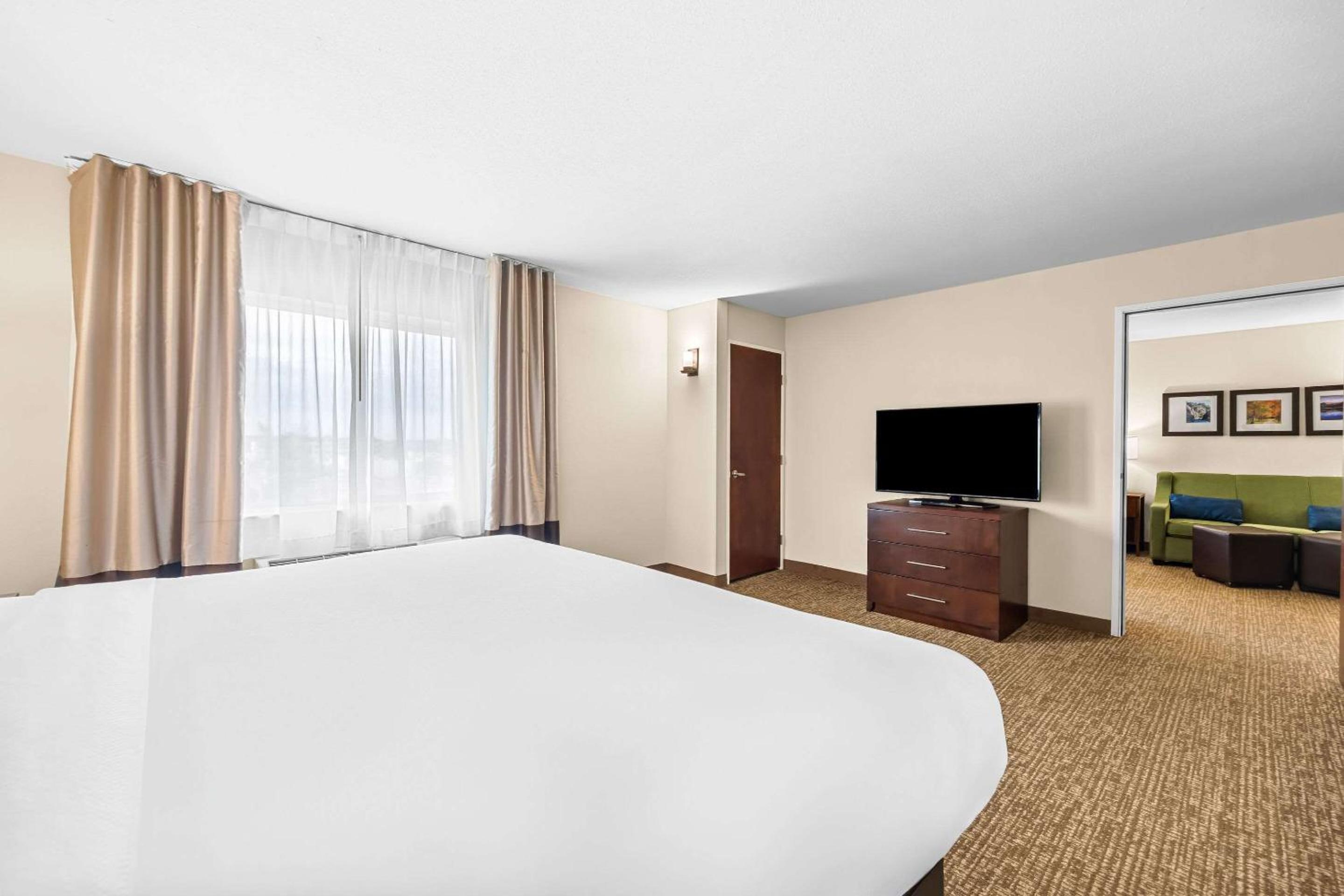 Suite - Non-Smoking - Photo 5