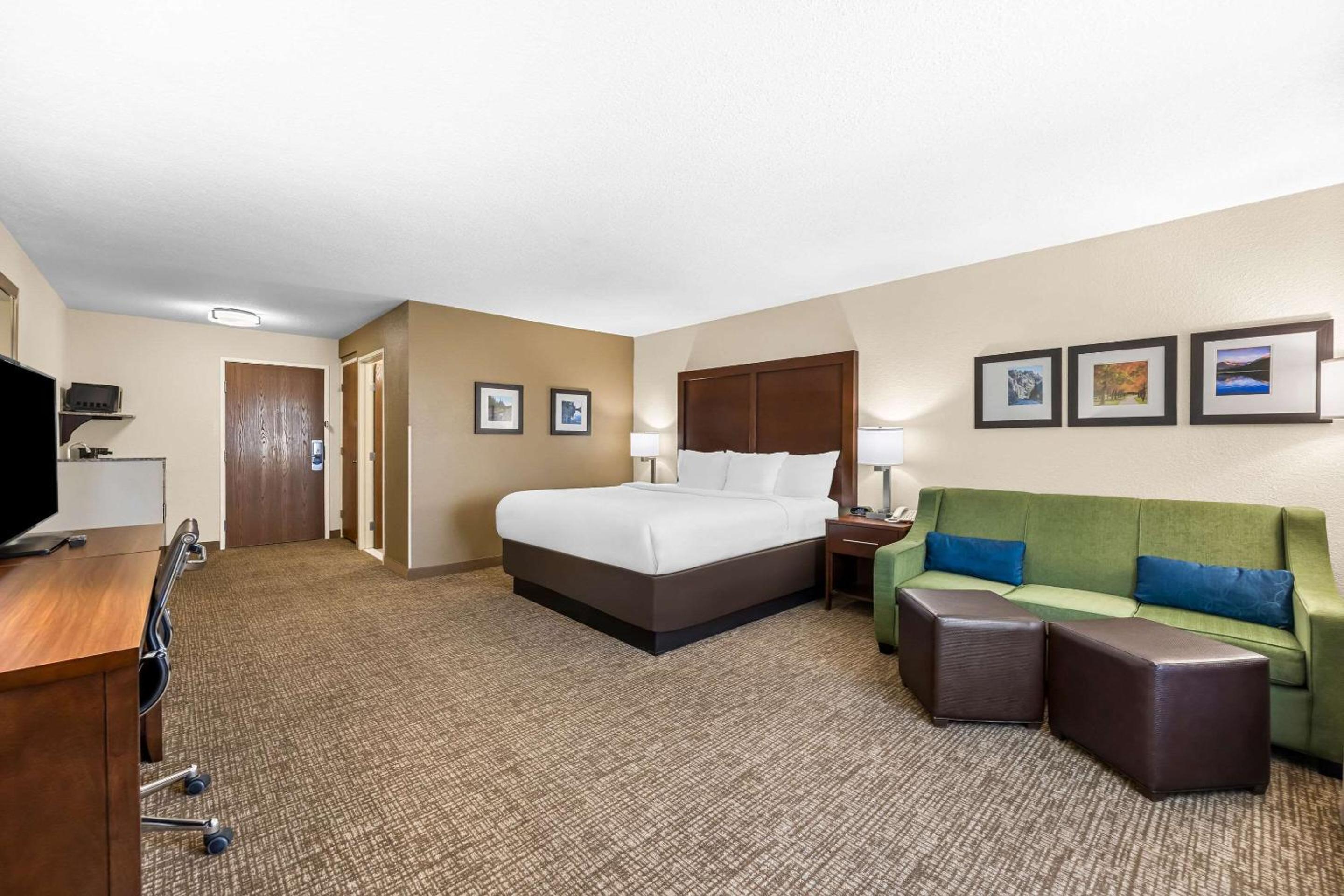 King Suite - Non-Smoking - Photo 5