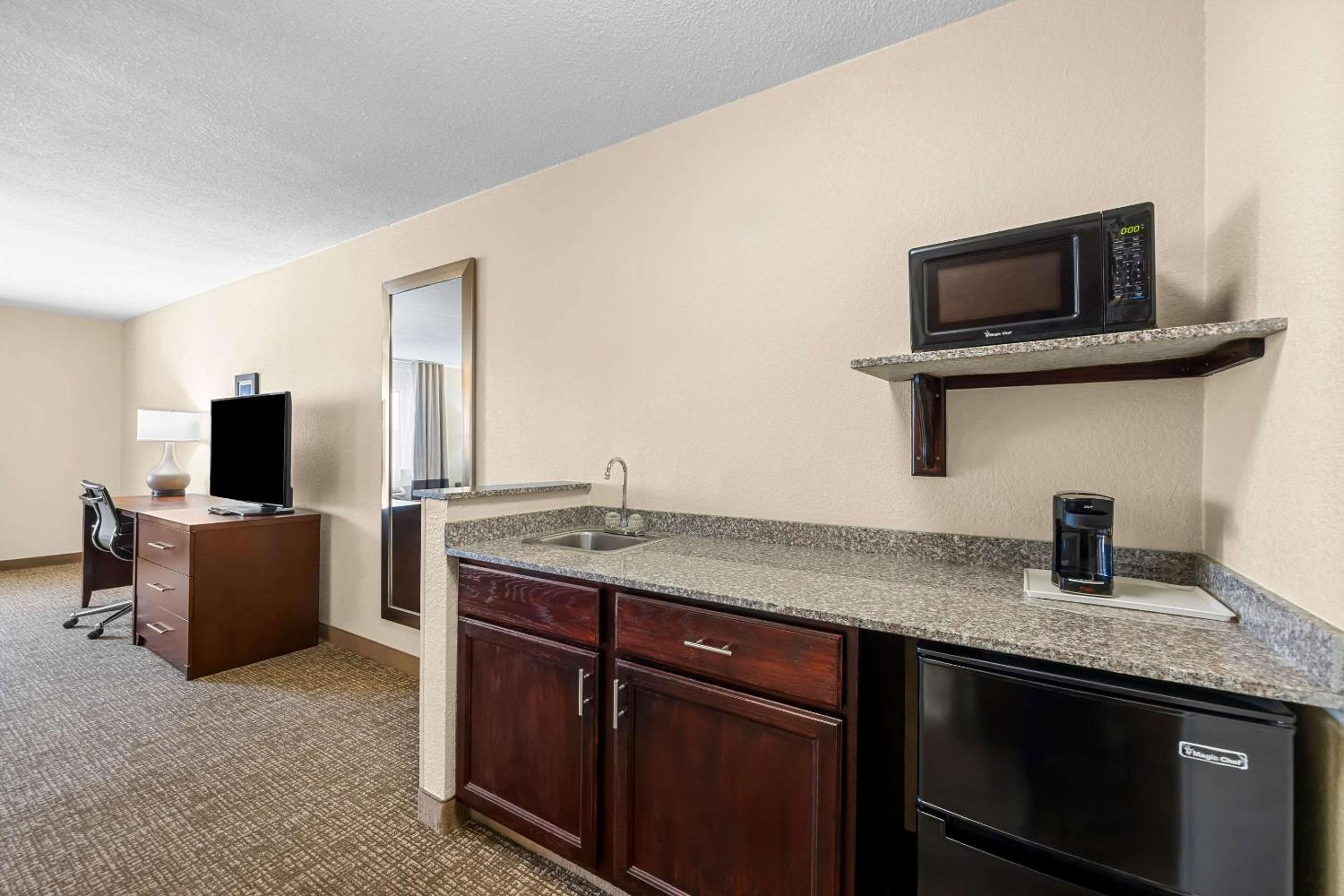 King Suite - Non-Smoking - Photo 2