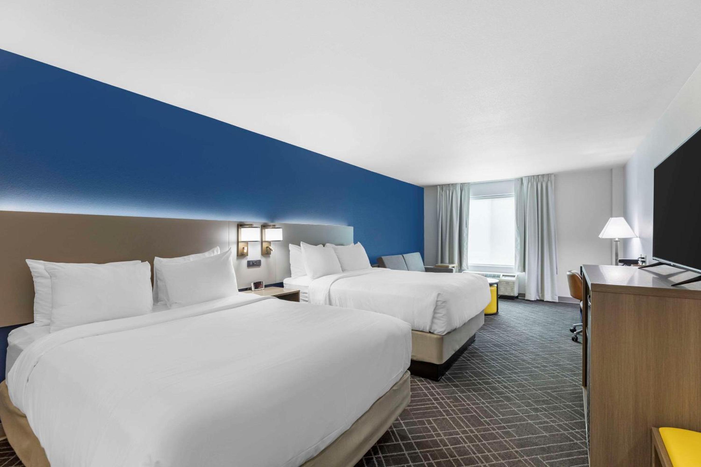 Queen Room with Two Queen Beds - Non-Smoking photo 1