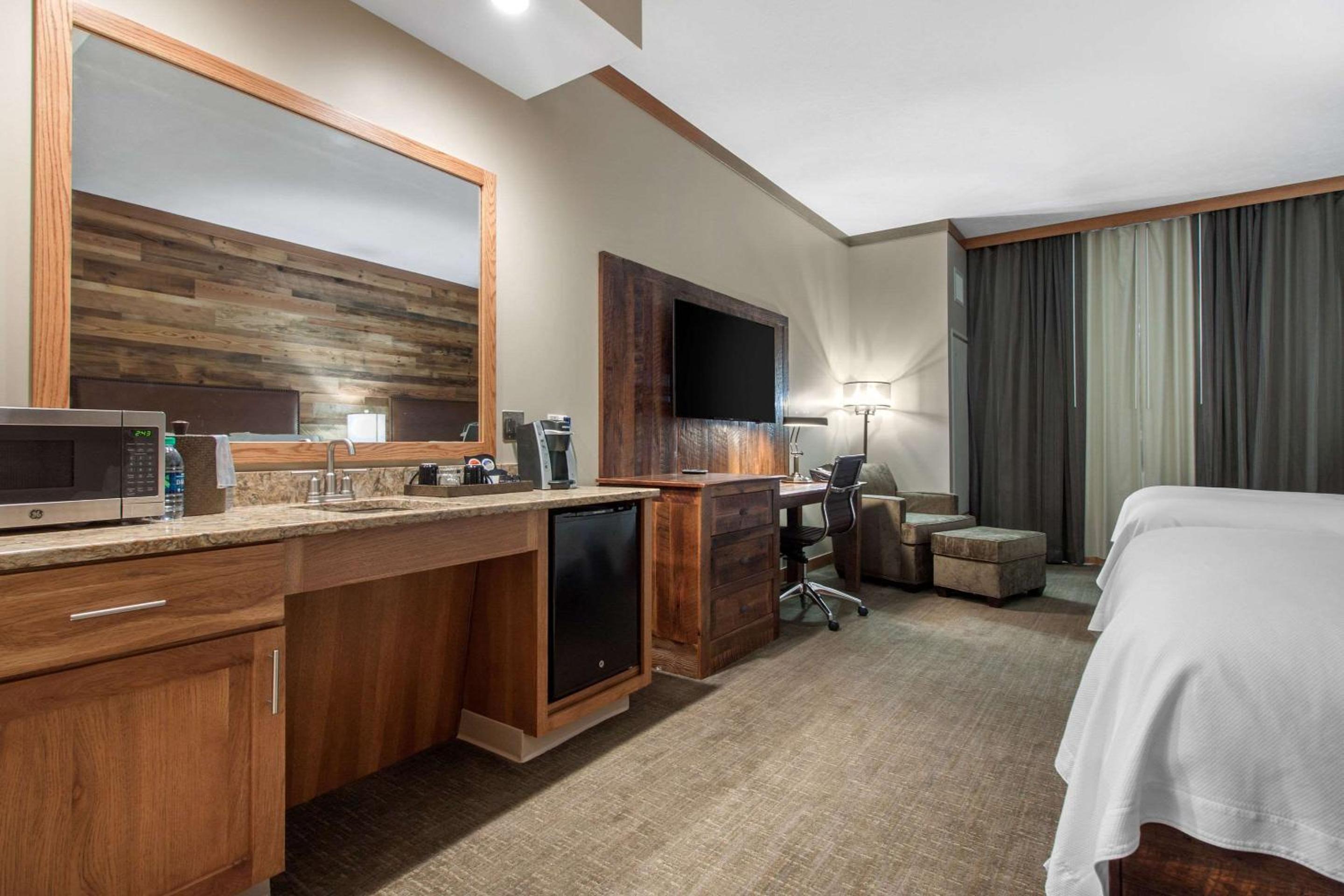 Queen Room with Two Queen Beds and Chair/Ottoman - Accessible/Non-Smoking  - Photo 3