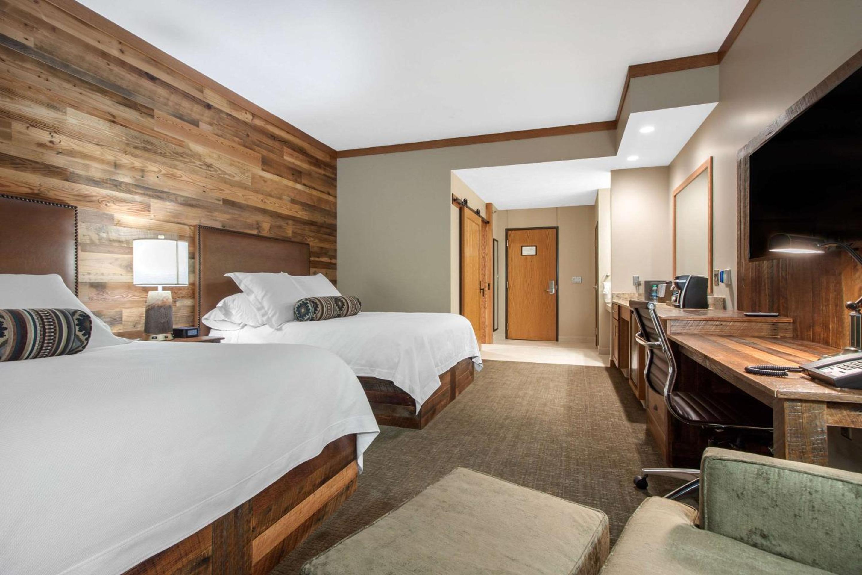 Queen Room with Two Queen Beds and Chair/Ottoman - Accessible/Non-Smoking  - Photo 4