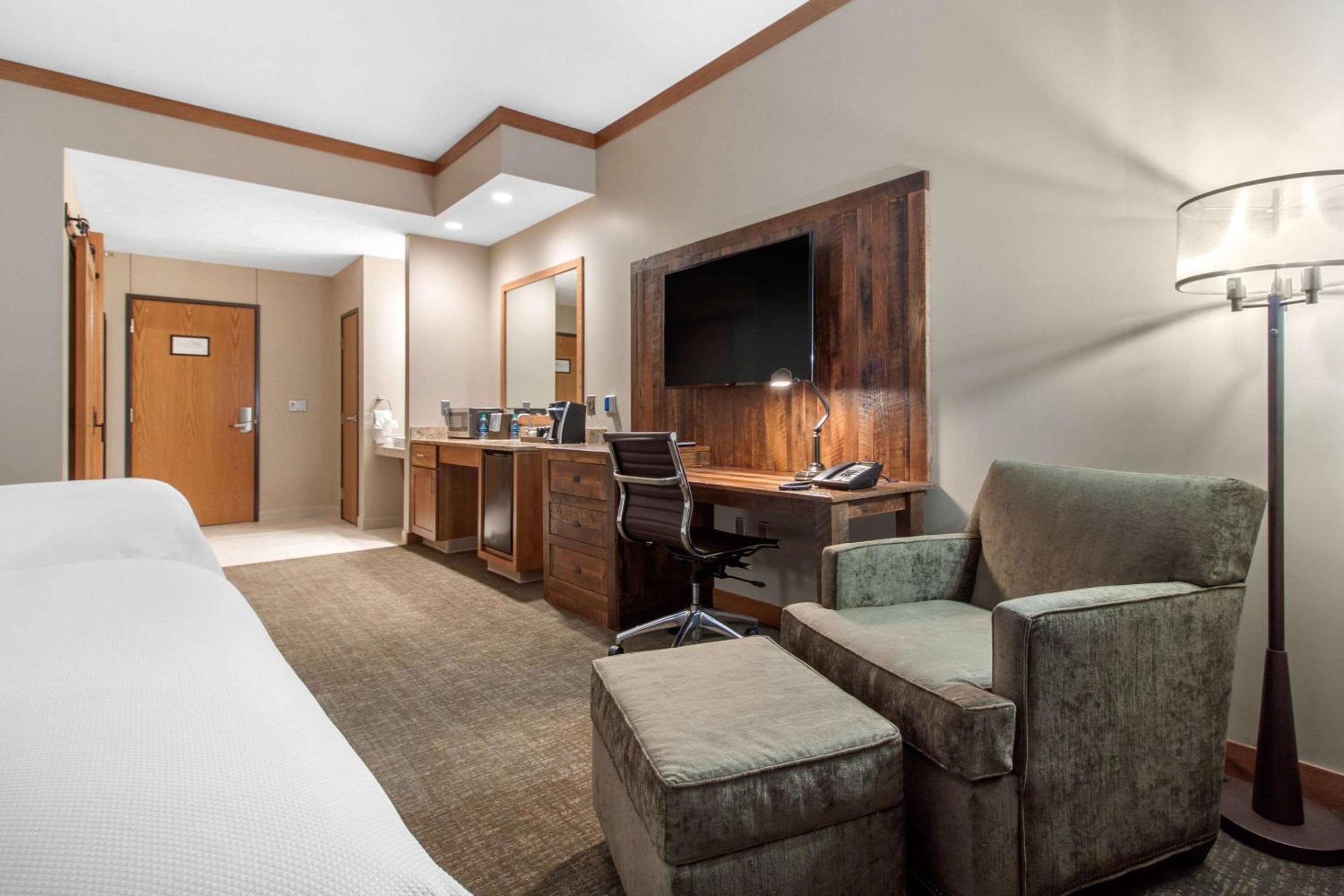 Queen Room with Two Queen Beds and Chair/Ottoman - Accessible/Non-Smoking  - Photo 2