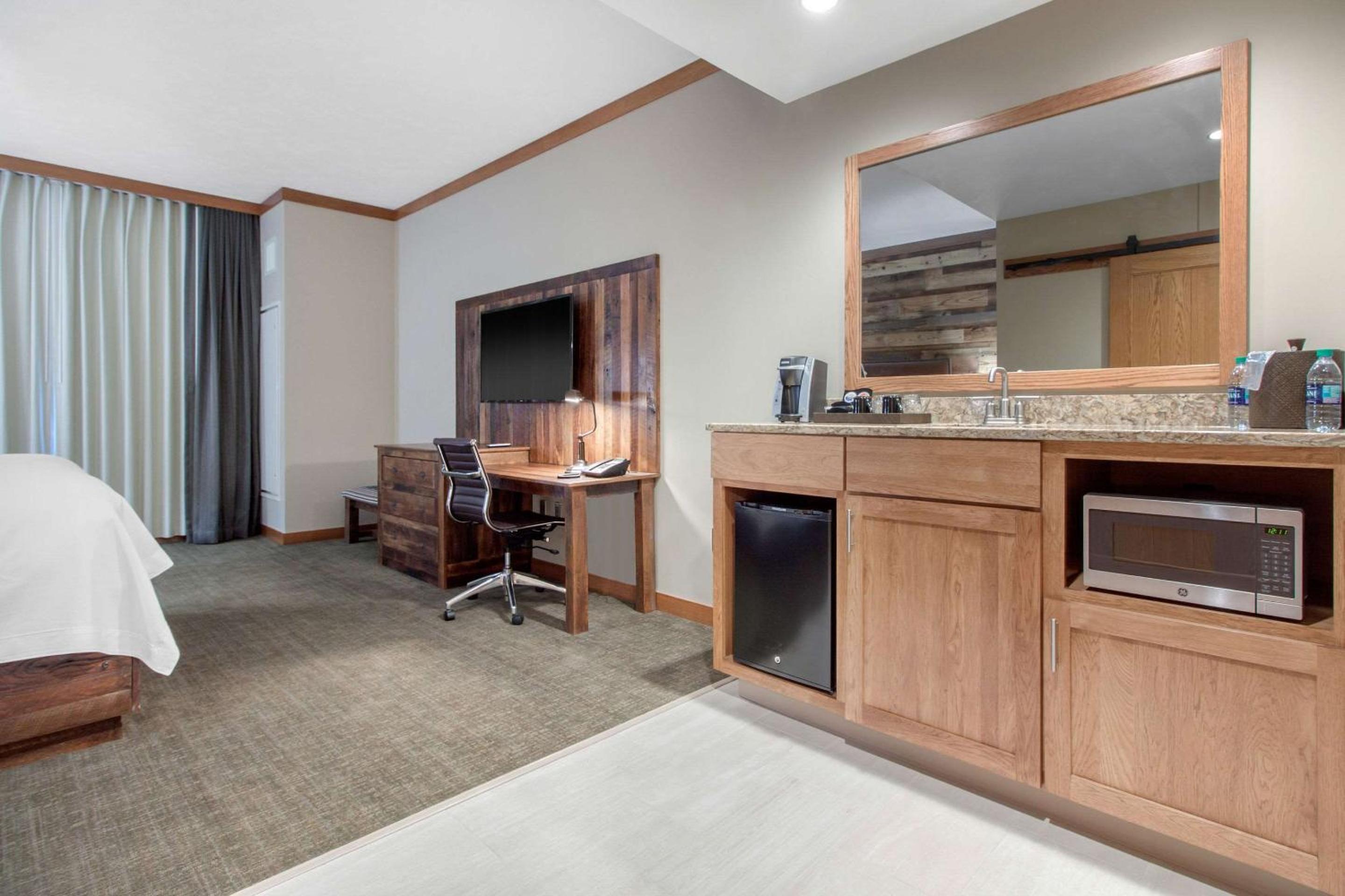 King Room - Accessible/Non-Smoking - Photo 2