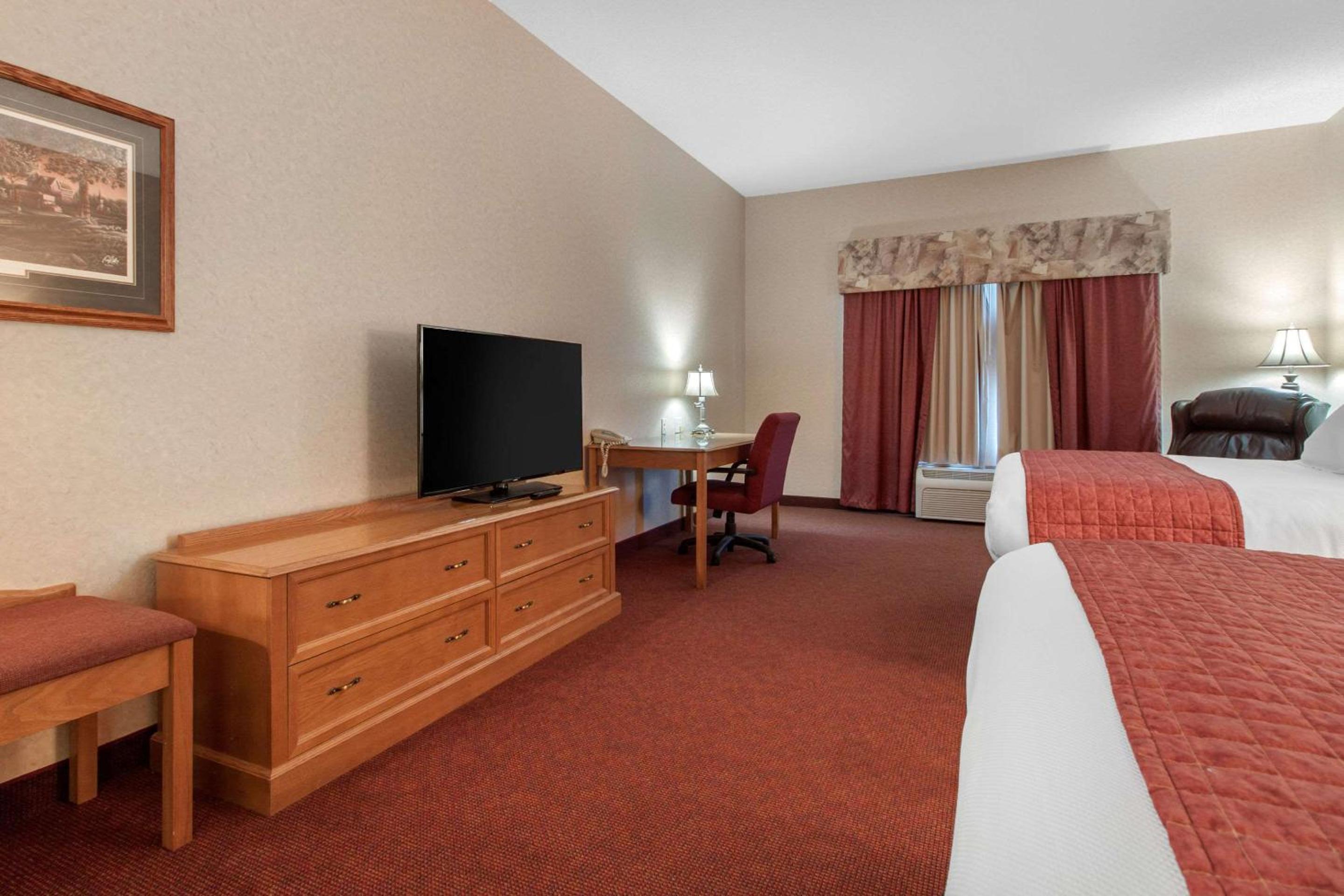 Queen Room with Two Queen Beds - Non-Smoking - Photo 4