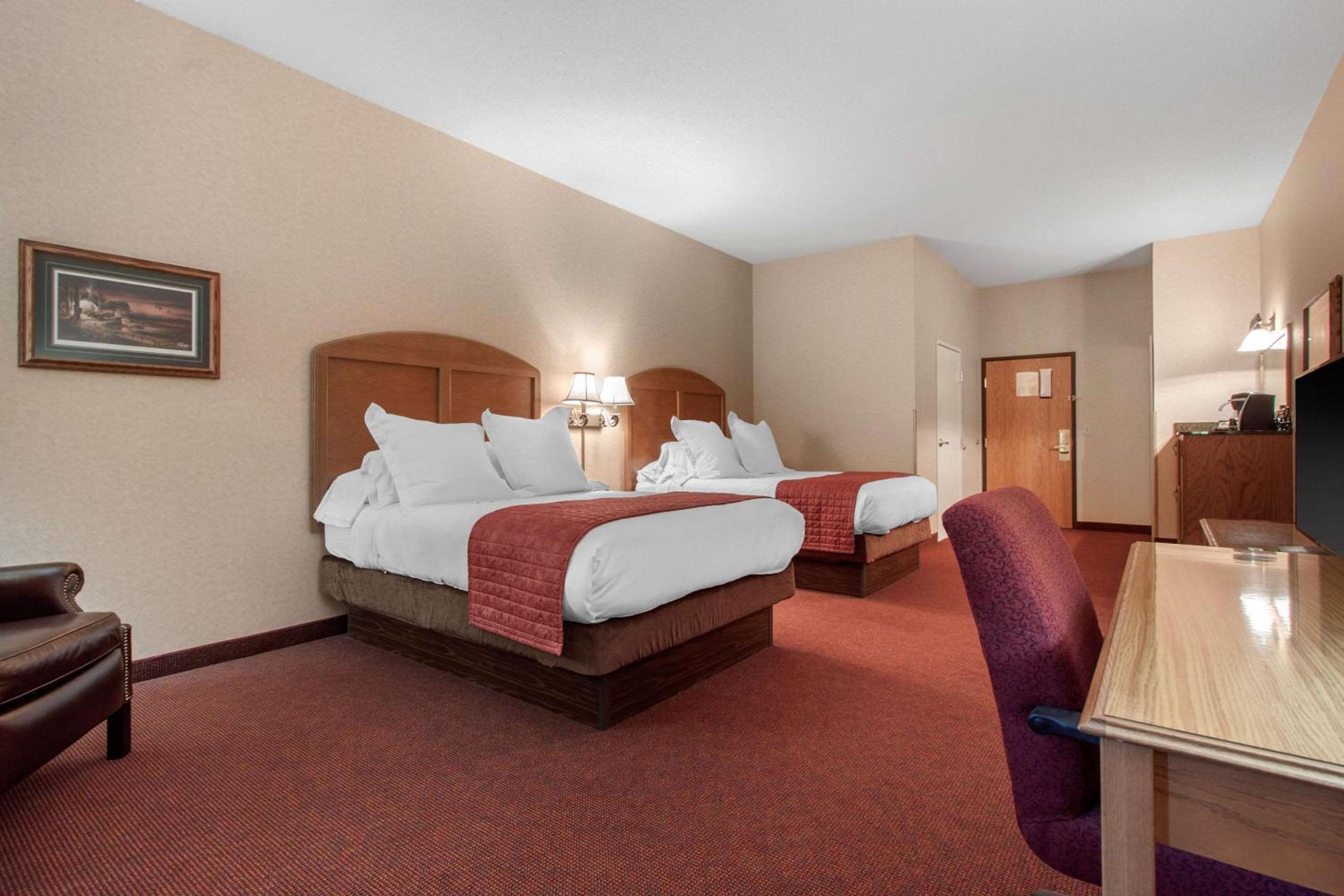 Queen Room with Two Queen Beds - Non-Smoking - Photo 5